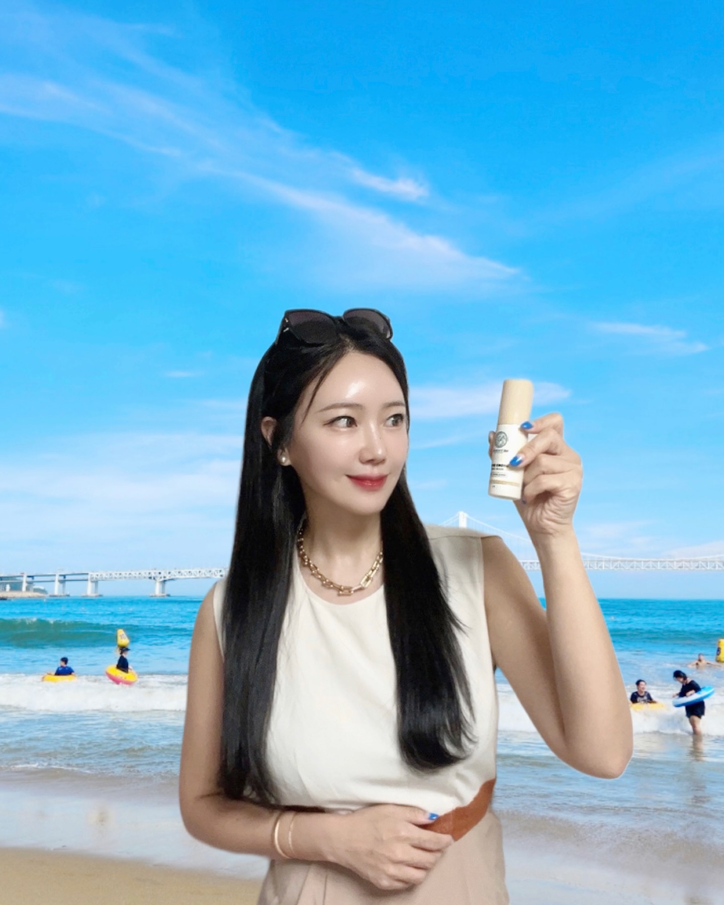 #광고 지만 찐추천

장시간 햇빛에 노출 후 얼굴과 몸이 빨갛게 되고 
잦은 에어컨 사용으로 인해 최근 피부가 너무 건조해져서 
보습제를 발랐음에도 호전되지 않아 고민 하던중 
피부과 원장님께 추천받은
메티스덤 하이드로 스프레이 사용했더니
피부가 진정되고 빨갛던 피부도 서서히 돌아오더라구요.

저는 건성 피부라 여름에도 속건조가 있는데
메티스덤 하이드로 스프레이를 수시로 뿌려주니
보습에도 도움이 되네요

메티스덤 하이드로 스프레이는 
식약처(식품의약품안전처) 인증 2등급 의료기기인데요

일반 화장품과는 달리 병원에서 의사선생님의 처방을 받아야만 
구입할 수 있어요

* 식약처 허가사항 : 화상(1도) 및 건조한 피부 등 피부장벽이 손상된 부위의 관리와 습윤환경을 조성하기 위해 사용하는 창상피복재

또한, 시중에 존재하는바르는 보습제와는 다르게 
뿌리는 미스트 타입이라 손으로 바르지 않아도 되니까 
손에 있는 균을 피부에 옮기지 않고 자극 없이 보습이 되고
언제 어디서든 건조할 때 빠르게 보습할 수 있어요

저는 피부가 건조할때 가렵기도 한데
가려움증완화와 보습,진정 쿨링 효과등도
느낄 수 있었어요

일반 미스트의 경우 뿌리고 난 후 시간이 지나면 
피부가 더 건조해진다는 말이 있는데
메티스덤 하이드로 스프레이는 
무거운 제형이 아닌, 얇은 수분 막이 씌워진 느낌으로 
시간이 지나도 금방 없어지지 않고 유지되고
일상 생활 중 화장 위에 뿌렸을 때 화장이 무너지지 않고 
은은한 광이 돌아 피부가 좋아보여요

✔️메디스텀 하이드로는 실손(실비) 보험 청구 가능해요

#메티스 #메티스덤하이드로스프레이 #피부과미스트 #속건조미스트 #아토피미스 트 #건성미스트 #미스트추천 #건성피부추천