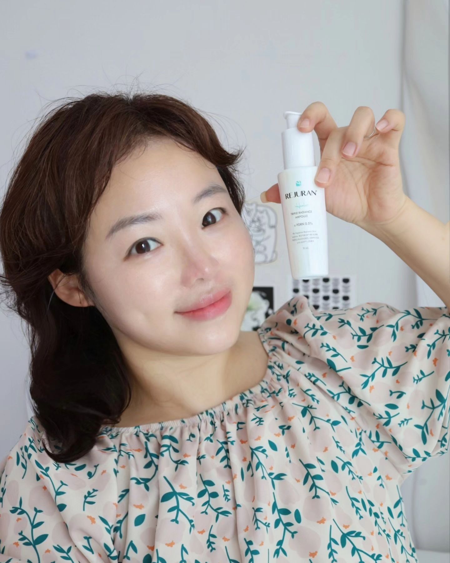 #광고 🫧 ꜱᴋɪɴ ᴄᴀʀᴇ

🔅 강한 자외선에 더위로 지치기 쉬운 여름철 피부
이럴때일수록 피부컨디션 관리가 중요한거 아시죠?
 
리쥬란 시술 성분이자 리쥬란으로 핫해진 성분 PDRN,
그 PDRN 앰플 명가인 리쥬란 코스메틱의 신상앰플
_트리플 래디언스 앰플_로 미백 광채까지 케어해하고 있어요

🌟  트리플 래디언스 효과로
속부터 올라오는 광채는 물론 톤, 결, 광 3가지를 개선해 
거친 피부를 부드럽고 투명하게 케어해주니
어느 각도에서 봐도 빛나는 피부로 보이는거 있죠~

리쥬란 시술과 동일한 성분의 트리플 래디언스 앰플로
효과적으로 홈케어 가 가능하구 
자연스러운 광채 덕분에 가볍게 화장만 해도
피부결이 건강하고 윤기있게 보이니
이걸로 올 여름 피부 걱정은 끝내자구요~

rejuran.official
rejuran.cos.official
#리쥬란 #리쥬란코스메틱 #올리브영 #앰플추천 #PDRN #PDRN앰플 #리쥬란앰플 #미백앰플 #트리플래디언스앰플 #피부관리 #올리브영앰플추천