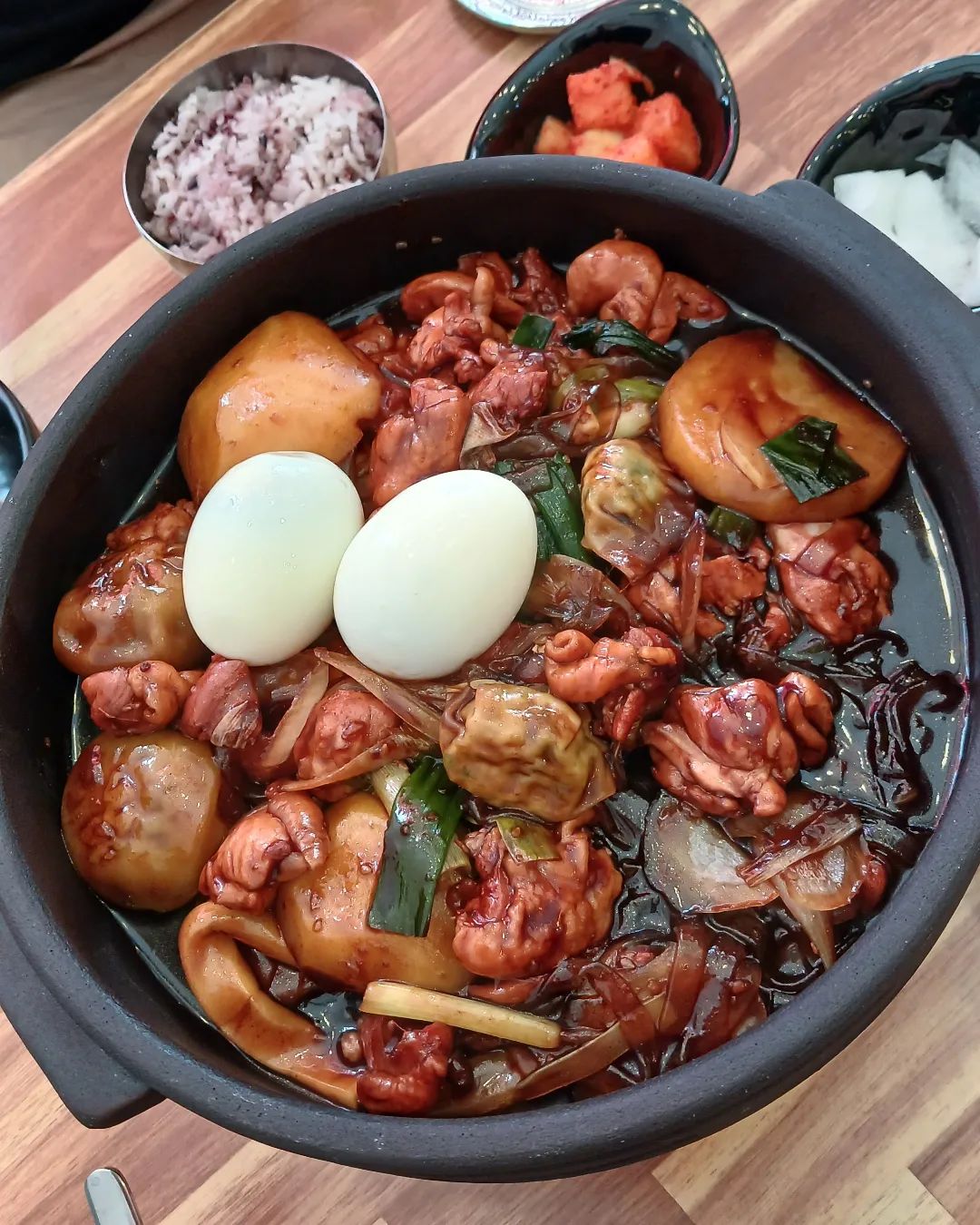 #강릉여행  집에 가기 전 점심으로 #강릉찜닭 #찜닭 맛집
#강릉사임당찜닭파스타 가서 #간장찜닭 먹고 옴
안에 내가 좋아하는 분모자랑 떡분모자 들어 있고 당면도 많이 넣어주셔서 좋았음 찜닭에 들어가는 당면 맛있는데ㅎㅎ
양념도 진해 밥에 비벼 먹어도 정말 맛있었음
감자랑 만두도 맛있고 둘이 먹기 푸짐해 2명이면 2인 시키면 딱일듯
그리고 식전빵이라고 나오는 빵! 완전 취저 
찜닭 먹기 전 맛있게 입맛 살려줌~~~~~~~!

주차는 매장 입구쪽에 오심 오른쪽에 지하로 들어가는곳 있음
전 처음 가는곳이라 살짝 헤갈려서 남겨보니 참고하시길

☆찜닭 말고도 파스타나 돈까스  냉면도 많이 드심
주문시 참고하시길
#떡분모자 정말 쫄깃함 분모자 좋아하심
추가해서 드세요 맛있어 강추 강추

영업시간 월~일요일 11:00~23:00
라스트오더 22:00

주소 강릉시 신대학길 17 1층

#강릉맛집 #경포맛집 #강릉돈까스맛집
#강릉점심메뉴 #강릉 #강릉파스타