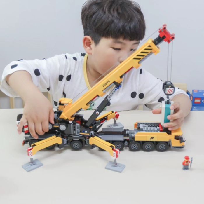 #협찬 받았지만 #레고 시티는 못참지!!

노란색 이동식 건설용 크레인 (60409) 🏗
빨간색 이층 관광버스 (60407) 🚍

레고 베스트셀러 시티 시리즈는 볼때마다
현실고증 제대로 했다는 생각이 드는데요.

이번에 만나본 크레인과 이층 관광버스의
디테일은 역대급인것 같아요.
어른인 제가 봐도 웅장 그잡채!!

초2 저희 아들은 장난감에 흥미가 없는편인데
레고 조립하는건 좋아하거든요.

집중해서 혼자 조립하는 모습을 보며
'언제 이만큼 컸지?'라는 생각에 뭉클~🥹

완성 후 역할놀이도 야무지게 즐기고
선반에 올려두면 인테리어 소품으로 활용까지!
아들 장난감인데 엄마가 더 탐이나는건 왜죠?!🤣🤣🤣

#초등학생선물
#자동차장난감
#어린이장난감
#레고
#레고시티
#역할놀이
#9세남아선물
#9세남아장난감
#초등선물
#초등장난감
#레고60409
#레고60407
#레고선물
#레고베스트셀러
#아이놀이
#실내놀이
#선물추천
#60409노란색이동식건설용크레인
#60407빨간색이층관광버스