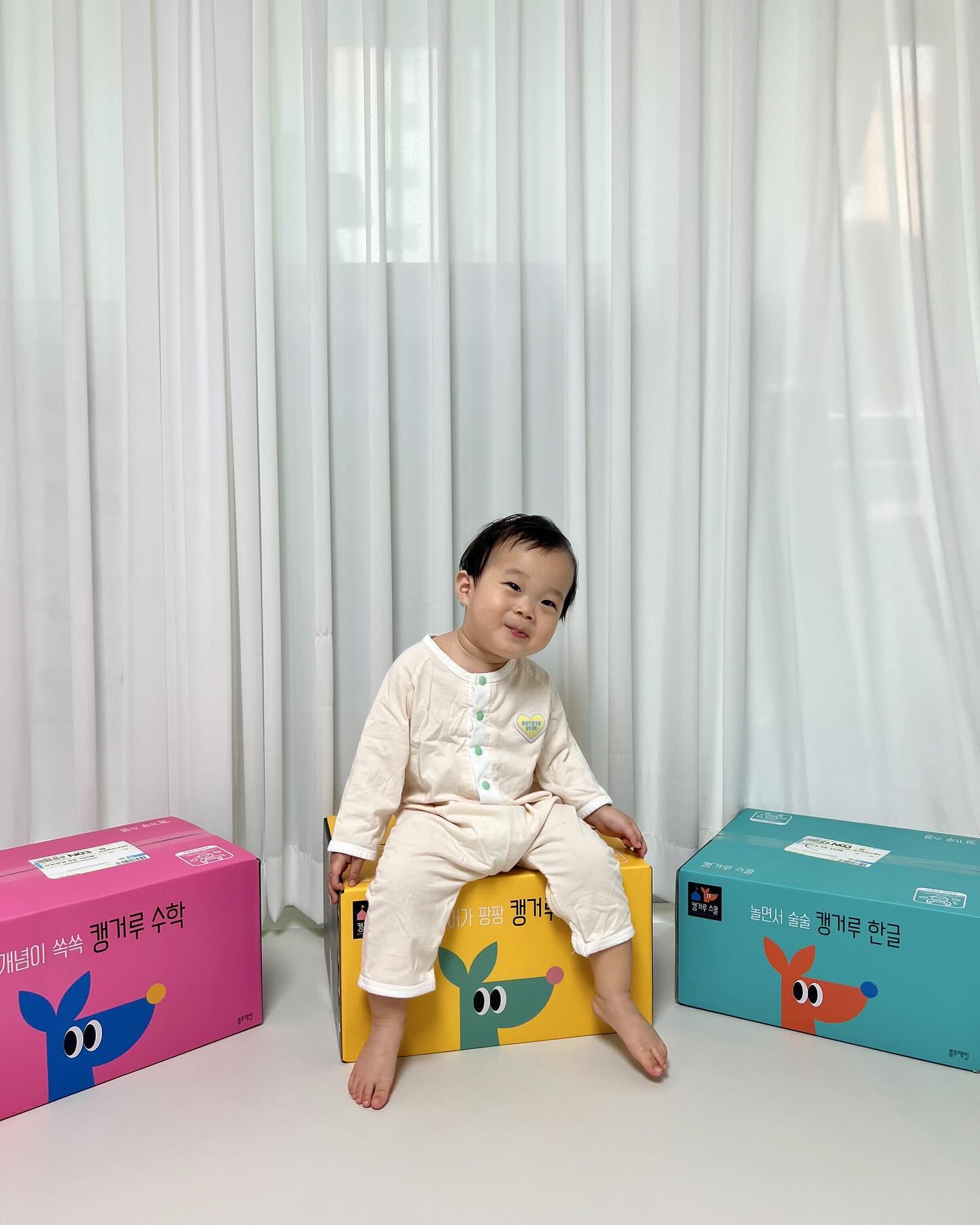 이모들 H i♥
⠀⠀⠀
로운이가 
블루래빗 캥거루스쿨 서포터즈4기♥
함께하게 되었어요*⸌☻ັ⸍*
⠀⠀⠀
블루래빗은 모두들 아시다시피 국민전집,
어느집에가도 블루래빗 다 있다 할정도로
유명한 아이들의 출판사죠!˃ᴗ˂
⠀⠀⠀
너무너무 갖고싶어 한 블루래빗을
이모들에게 소개할 수 있게 되었어요◡̈
⠀⠀⠀
블루래빗 캥거루스쿨은,
놀면서 술술 캥거루한글
개념이 쏙쏙 캥거루수학
아이디어가 팡팡 캥거루창의
3가지의 주제로 나뉘어져있어요.ᐟ.ᐟ
⠀⠀⠀
아이 교육 어떻게 해야할지,
책은 어떻게 읽어줘야할지
뭘 알려주면 좋을 지 고민되신다면
앞으로 로운이가 블루래빗 캥거루스쿨과 함께
모두 - 다 알려드리겠습니당୧⃛(๑⃙⃘◡̈๑⃙⃘)୨⃛
⠀⠀⠀
⠀⠀⠀