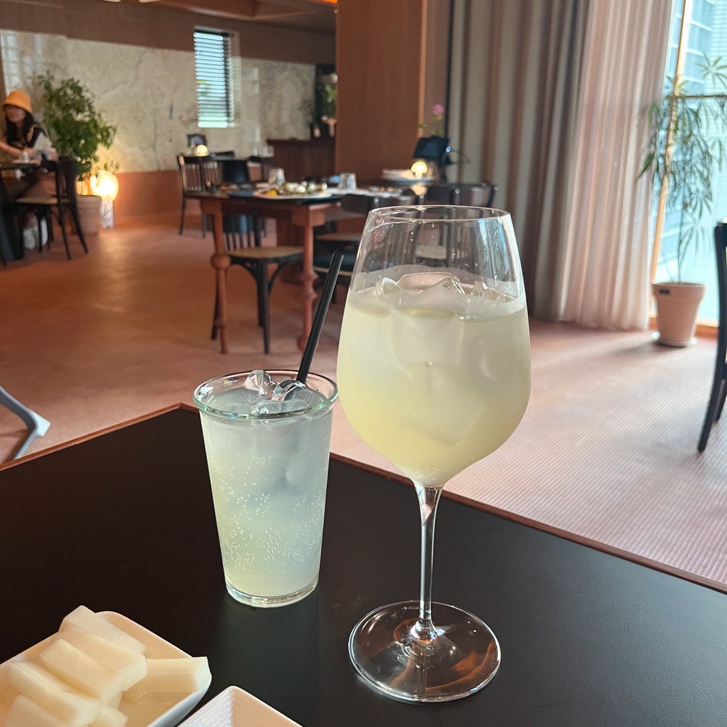 기념일에 들린 #파르코범어 
하나하나 빠지는 맛이 없다 😭 프로슈토 루꼴라 주문이 안되서 
마르게리타 먹었지만 아쉽지않은 맛! 
담에 다른 메뉴도 먹으러 가야징 ..! 사진보니 또 먹고싶다,,