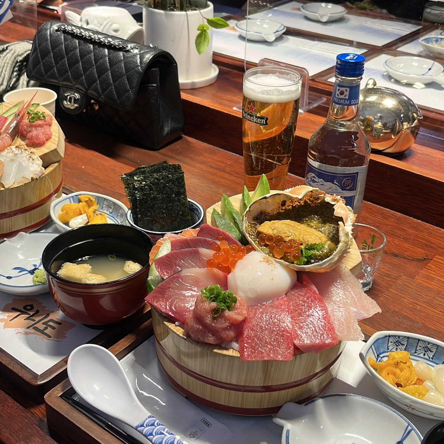 여기서 한라산 까는사람 나밖에 없었지만 
안깔 수가 없자나 ..... 🤤

#신사역맛집 #우니동 #카이센도맛집 #신사가로수길 #회친자