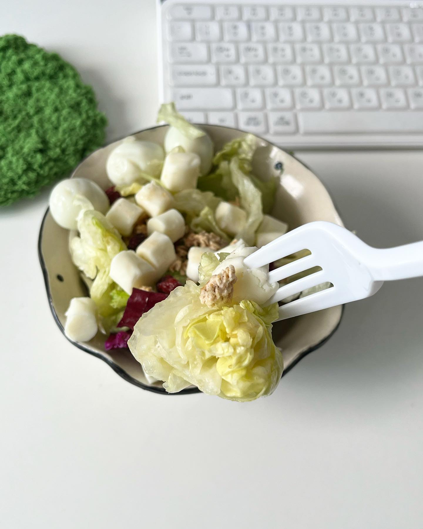 🥗주말동안만큼은 편하게 쉬고싶어서 오늘은 요리를 안하고 샐러드로 점심을 먹었답니다! 

요즘 헬스 + 식단을 같이 하려고 노력 중인데 포켓샐러드에서 샐러드를 보내주셔서 덕분에 질리지 않고 맛있게 식단했답니다! 

일단 야채가 신선하고 토핑이 예술.. 정말 아낌없이 재료를 팍팍 주시기때문에 샐러드이지만 포만감이 오래가요! 그리고 집들이에 샐러드 예쁘게 손질하기 어려울 때 포장만 뜯어서 내어도 내면 되기때문에 앞으로 손님 대접할 때 미리 주문해보려고 해요!

간편하고 맛있는 샐러드 맛집 pocketsalad_official