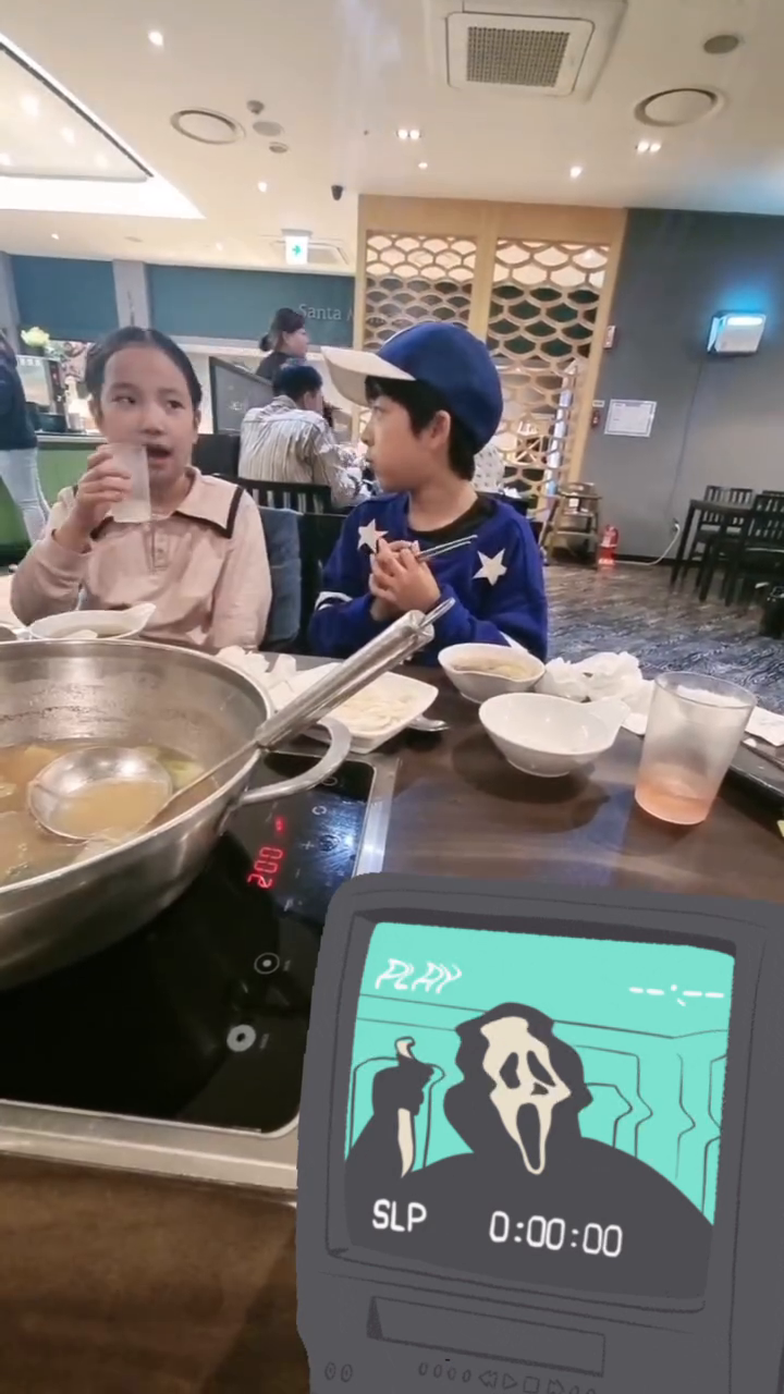학교 친구들과
좋아하는 드라마  장르에 
대한 열띤 토론 중 
평소 공포를 즐겨 본다며 🥶
아가아가한 목소리로 
시크한 척 🤔 하는 탱군이죠
여친들 앞에서 강해 보이고 싶은 남쟈
사실 무서움이 많아 
혼자선 화장실도 못가는뎁 말이죠😱

#너란애 ❤️ 
#잼민이들
#수다수다수다🗣