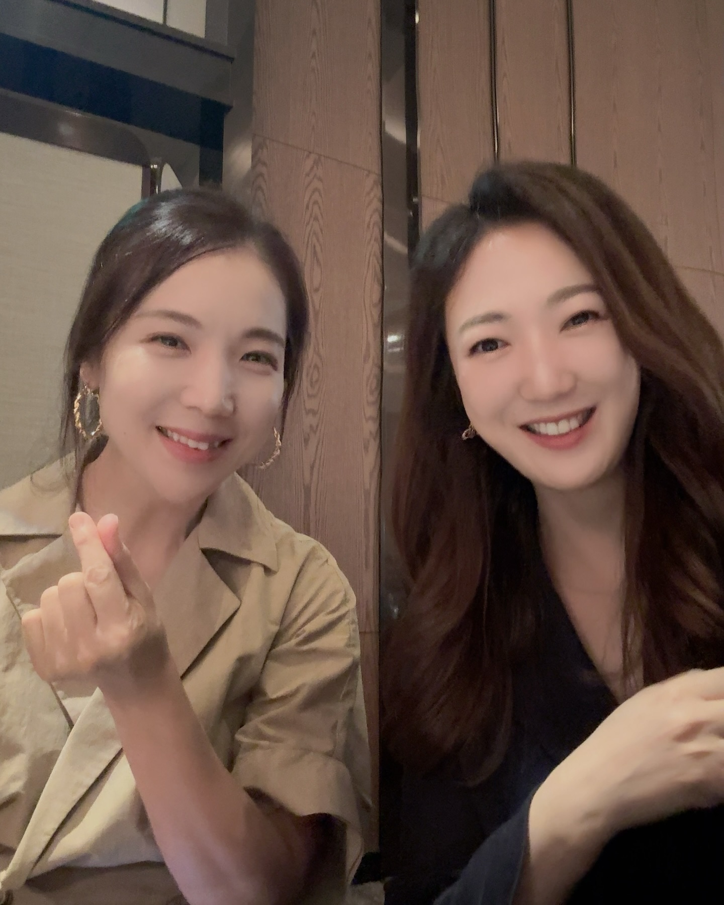 결혼식 다시 하고 싶을만큼 예뻤던 결혼식 🤵👰‍♀️

벌써 한 달 전이네요.

지인분 따님 결혼식장에 다녀왔어요. 

잠실 롯데호텔이었는데요.
제가 본 중에서 제일 크고 화려하고 결혼식장이었어요.

결혼식장이 너무 예뻐서 그 곳에 있는 것 만으로도 행복하게 
느껴지기도 했지만..
한편으로는 결혼식 비용으로 다른곳에 투자하면 
더 좋지 않을까? 하는 생각도 들었어요 ㅎㅎ 

인친님들 생각은 어떠세요? 

#결혼식
#롯데호텔
#롯데호텔결혼식