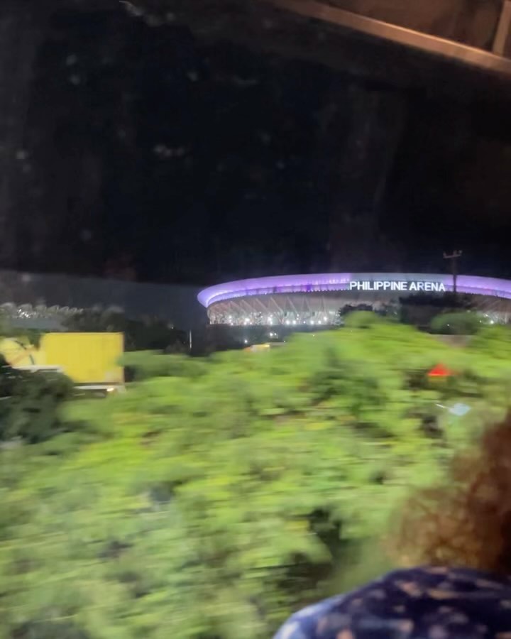 사업을 내려놓고, 좋은 기회를 잡아 취직을 했고요..
엔터테인먼트 회사에서 
업무로 더운나라를 오가며 지냈어요..
(아직 아무것도 몰라 쫓아다닌게 전부인 것 같지만..)

이전에 예약되어있던 대량주문건들
오늘로 다 끝났고요..(이제 안녕)

바쁘고 정신없이,
새로운 환경에서 잘 적응하고 있습니다.

다시 돌아온 사회에선 전 그저 사회초년생일뿐이네요.
그간 목말라있었던 ‘일을 배우고 싶다.‘란 갈증을 풀고 있습니다.

삶이 완전히 바뀌었는데요,
늘 그랬듯,
인생은 물 흐르듯 흘러가니,
흘러가는 그대로 같이 흘러가봅니다 :)