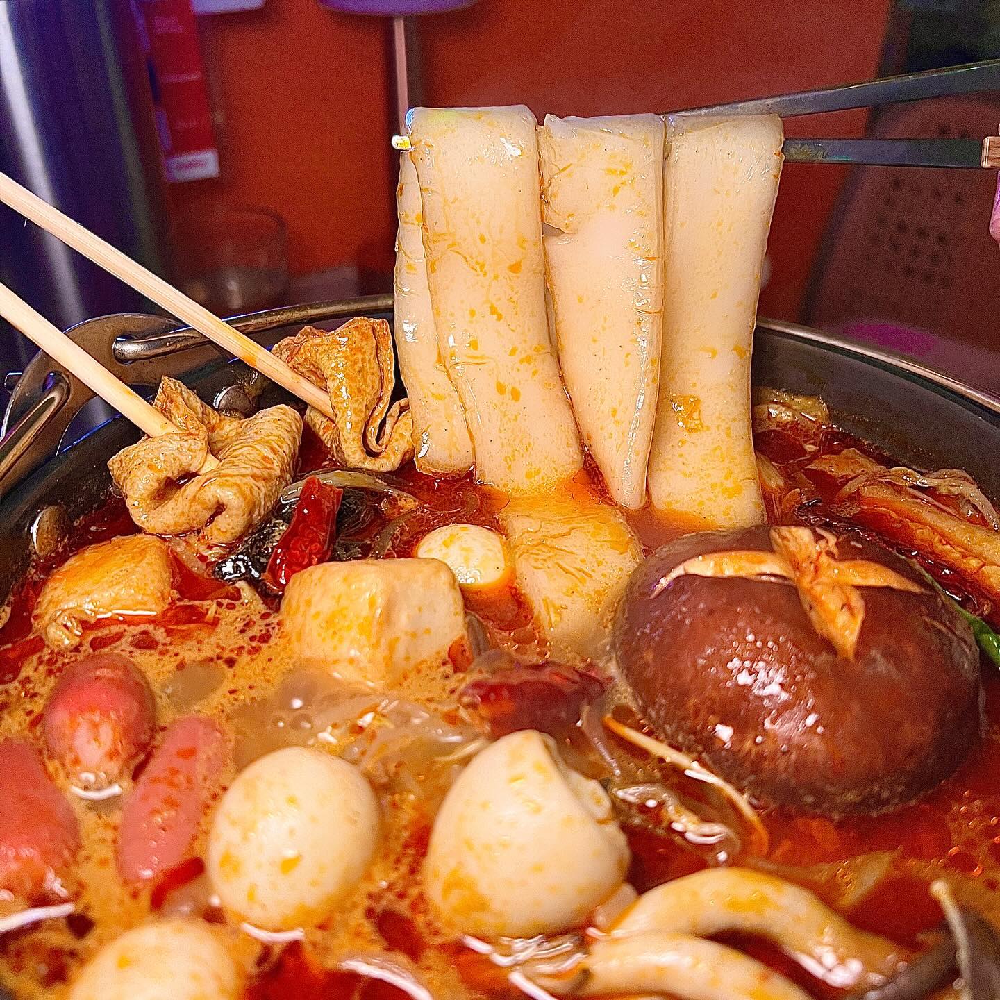애견동반 가능한 감성주점 찾으세요? *협찬

아기자기한 내부에 여성분들이 좋아하실만한 인테리어💕
이곳은 애견동반 가능한 “펫 프렌들리 매장“이에요
동시 입장 가능한 마리가 정해져있어 애견 동반시엔 
미리 연락주셔야합니다🐰🐶

3만원 이상 주문시 웰컴드링크로 전통주를 주시는데 
매일 다른 전통주가 나와요!
주디가 갔을 땐 감귤주를 주셨는데 
새콤하니 식전에 마시기 딱 좋았어요💕
전통주가 무려 20가지가 넘더라구요🔥

웰컴푸드로 사장님이 일본에서 직접 구매해오신 
오뎅구이를 주셨는데요 
구워서 맛있고 한국에서 맛 본 식감과는 조금 달랐어요🤤

주디는🐰
🏷️속든든16종마라전골 23,900
🏷️치즈철판교자 11,900
🏷️얼그레이하이볼 7,900
🏷️후르츠하이볼 9,500 
주문했어요! 

마라전골에는 분모자와 꼬치어묵 추가했는데 진짜 조합 최고🔥 
16가지 토핑이 들어가있어 먹어도 먹어도 줄지 않더라구요🥹

전통주부터 하이볼까지 다양한 주종이 준비되어 있어
친구와 연인과 가볍게 한 잔 즐기고 싶을 때 방문 추천드려요♥️

▪️이오하우스
▪️서울 송파구 백제고분로7길 28-6 2층
▪️화-일 17:00-02:00 매주 월요일 휴무