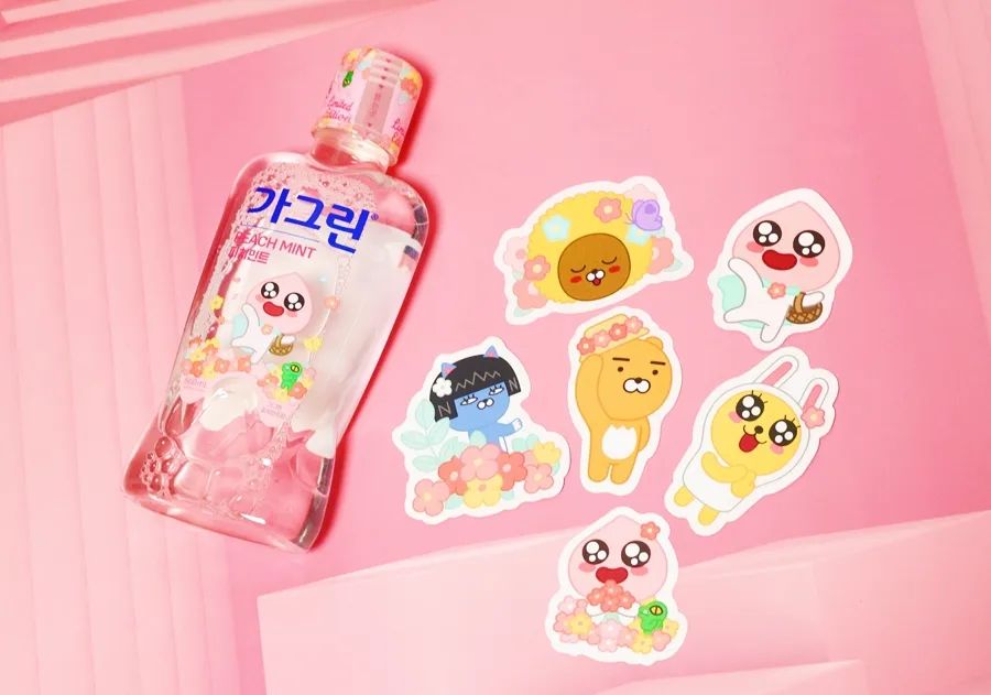 #협찬

카카오프렌즈와 콜라보레이션한 
피치민트 가그린 🍑

한정판으로 나온건데
색소와 에탄올 무첨가라
순하게 사용할 수 있구요

어피치 캐릭이 넘나 귀엽고
복숭아와 민트가 어우러져
상큼, 상쾌함을 동시에 느낄 수 있더라구요 ‼️

#올리브영 에서만 스티커 포함 기획세트로 구매 가능해요 💞

- 카카오프렌즈와 콜라보레이션해서 귀엽다
- 올리브영에서 구매할 수 있어요

#가그린 #복숭아 #피치민트 #피치 #어피치 #카카오 #카카오프렌즈 #가글추천