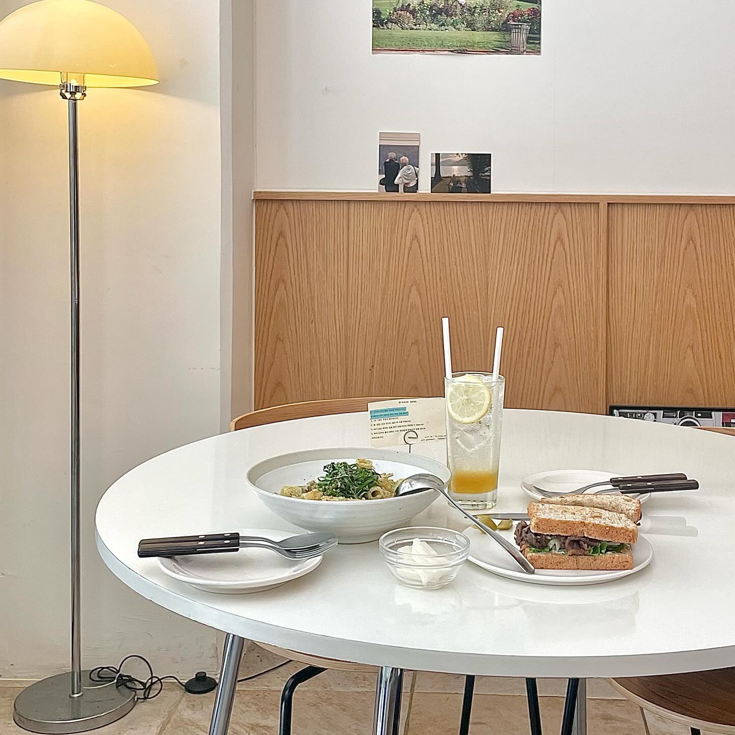 🤍
브리즈윅
•그릴비프샌드위치, 깻잎페스토리가토니

짧은 기간동안 두 번이나 방문한 세종 브런치 맛집 브이즈윅♥ 
샌드위치를 먹으러 갔다 파스타에 반하고 온🤤

#그릴비프샌드위치 .ᐟ 
호두가 콕 콕 박혀 고소한 호밀식빵에🍞
산뜻한 홀그레인 아이올리 소스와 양배추 코울슬로,
루꼴라, 카라멜 어니언, 그리고 그릴 비프가 들어가 있는🥬
고기는 아주 부드러운 편은 아니었지만 육즙은 살아있으면서🥩
전체적으로 간이 강한 편이 아니라 재료 본연의 맛을 느끼기 좋았던ෆ 

#깻잎페스토리가토니 .ᐟ 
리가토니같은 두꺼운 면을 좋아하지 않아 고민하다 유명하길래 시켜본 메뉴✨
역시 유명한데엔 이유가 있는 법••🤍
깻잎페스토가 들어간 고소한 크림베이스에🌿
짭짤함과 풍미를 더해주는 베이컨과 버섯,
고소함을 더해주는 구운 빵가루와 향긋한 깻잎채까지👀
면도 쫄깃하면서 예상과는 달리 많이 느끼하지도 않아서🫶🏻