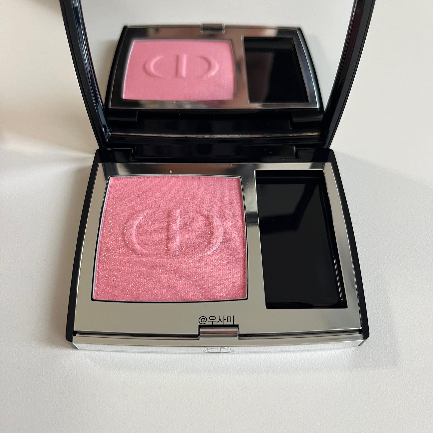 디올블러셔 212 튀튀🌸🌸
요즘 블로그 트위터만 하느라 인스타는 손 놨음… ㅠㅠ
#dior#디올블러셔#디올튀튀#디올블러셔튀튀#튀튀#블러셔발색#코덕#뷰티#diortutu#diorblush