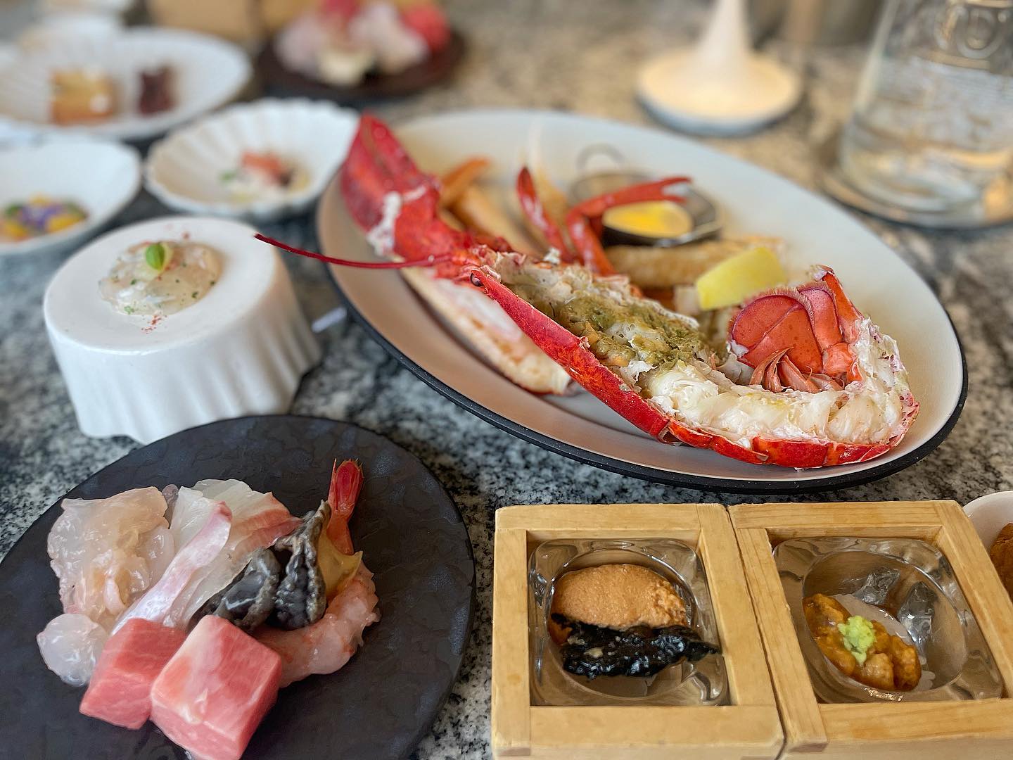 🦞
랍스터랑 해산물 실컷 먹고온 행복했던 미식 모임! 
나혼산에 나오고 나서 예약이 더 힘들어졌는데 
joohee_with 덕분에 뷰 좋은 창가자리에서 🎂✨