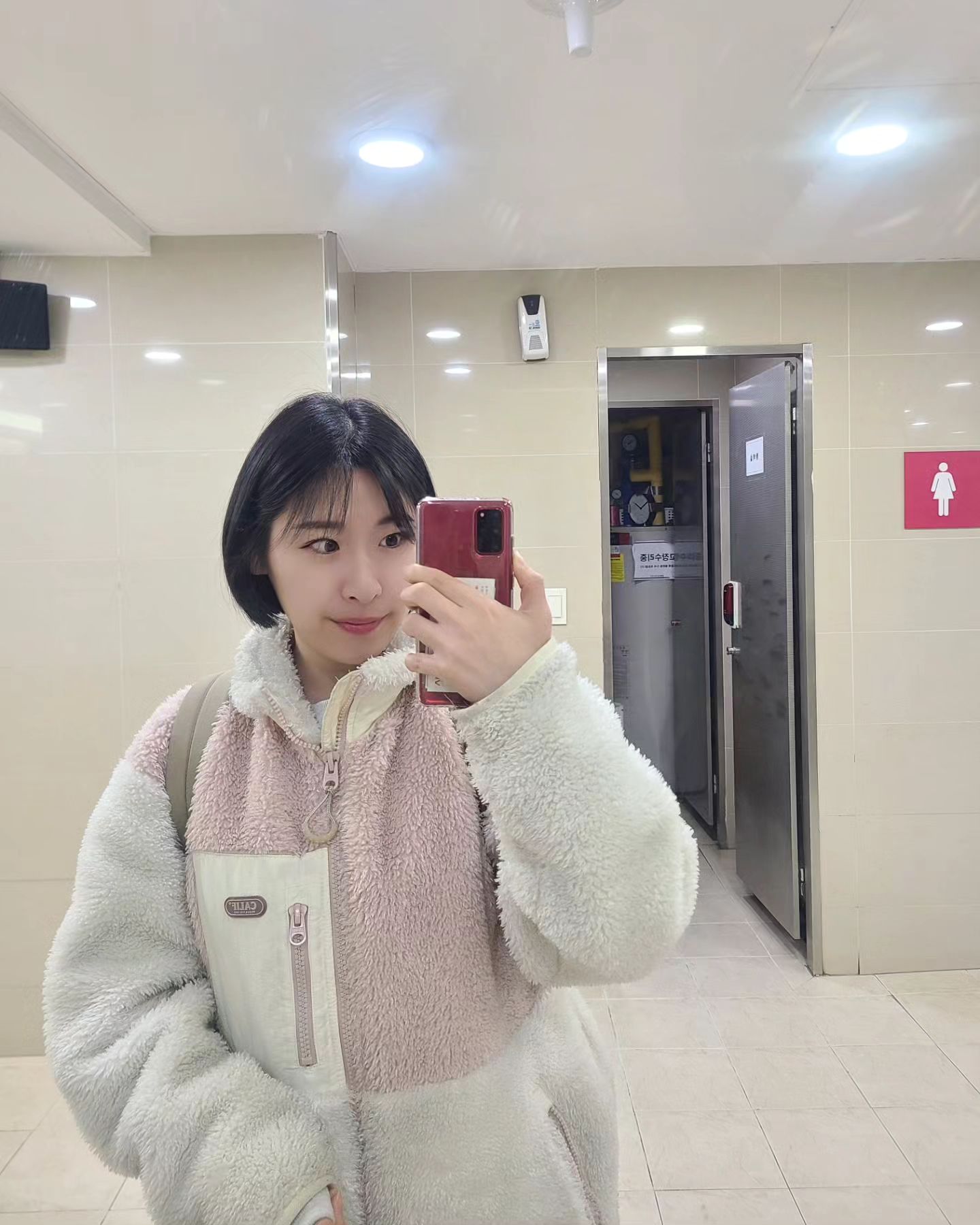 2024.2.29 목요일
.
오랜만에 맞는 2월의 29일
가족뮤지컬 장수탕 선녀님의 덕지 역할을 하게 되면서 인생 첫 단발💇‍♀️
이왕 하는거 소아암 환우들에게 기부한다고하니 원장님께서 싹-둑 잘라주셨따🥹
싹둑싹둑 서걱서걱 잘려나간 머리카락들이 생각보다 아깝진 않았다.
또 기르면 되지 뭐!! (최소한 9월까진 단발 유지해야하지만 ㅎㅎ)
머리 쓸어내릴때 손에서 머리카락이 너무 빨리 없어지는게 아직 익숙치 않지만ㅋㅋㅋ 새로운 내 모습도 꽤 흥미롭군😆
이제 머리감기는 1분컷도 가능할듯...?🤭