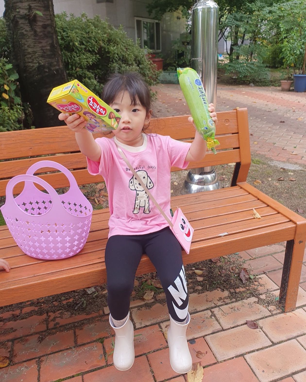 ❤️2023.9.14 서연이 첫 심부름 얼집에서 마트 장본날❤️
오늘은 서연이가 처음으로 마트에서 애호박이랑 먹고싶은과자를 사왔다 언제 이렇게 커서 엄마가 사오라고 한 애호박도 사오고❤️ 한층 성장해가는 모습이 너무 기특하고 대견스럽네☺️돈이있어야 물건을 살수가 있는걸 아는 채서연 야무지게 엄마가 준 5천원으로 사오기성공👍🏻 돈에 소중함과 먹는거에 감사하다는걸 이번기회로 알았음 좋겠다~💛 우리서연이 너무너무 고생했엉 앞으로도 엄마 심부름 잘해줄거지~??ㅋㅋ 사랑해 공주야☺️
.
.
.
.
.
.
.
.
#4살 #심부름 #육아스타그램 #딸맘 #이제곧5살 #4살언니 #어린이집 #마트견학 #딸스타그램 #장보기 #성공 #쥐띠맘