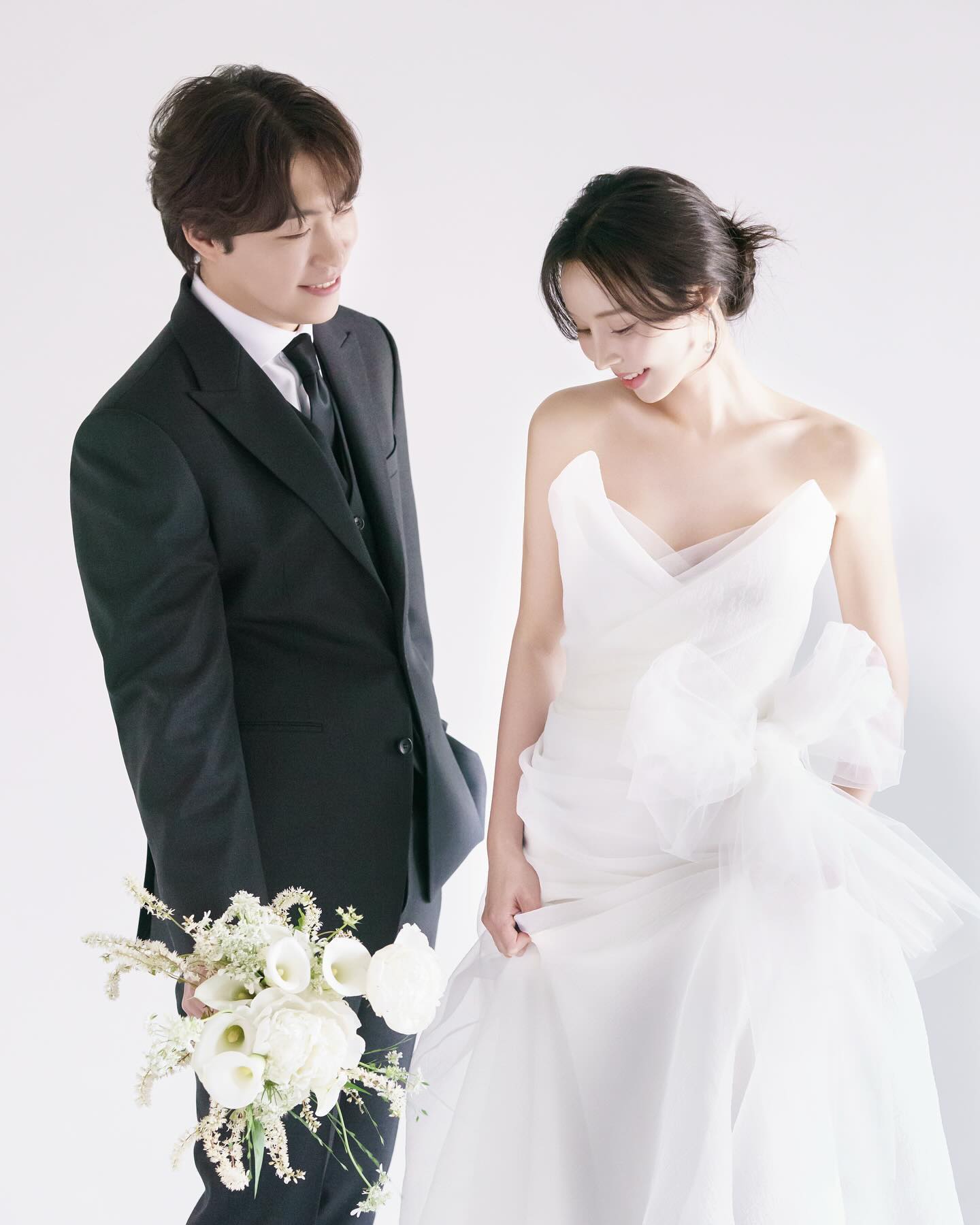 D-1
2024.10.26.(토) 12:30 결혼합니다!💍

서로의 곁으로 걸어왔던 가을날을 기억합니다.
천천히 서로에게 스며든 마음과 우리가 함께한 시간이 넘치게 행복해서 평생을 꿈꾸게 되었습니다.
그리고 또다시 돌아온 네 번째 가을,
우리의 처음을 기억하며 오랜 사랑의 약속을 소중한 분들과 나누고 싶습니다.
저희 두사람이 사랑의 이름으로 지켜나갈 수 있게 앞날을 축복해주시면 감사하겠습니다.

아울러 소식을 전하고 싶은 분들이 많았지만,
오랜만에 닿는 연락이 결혼소식이라 부담스러울까봐 연락을 못드린 분들도 있습니다.
너그러이 이해하시고 연락주신다면
감사한 마음으로 기쁜 소식을 전하겠습니다.

귀한 발걸음 내어 참석해주시는 분들과 멀리서나마 따뜻한 마음 전해주시는 분들 모두 감사합니다🤍