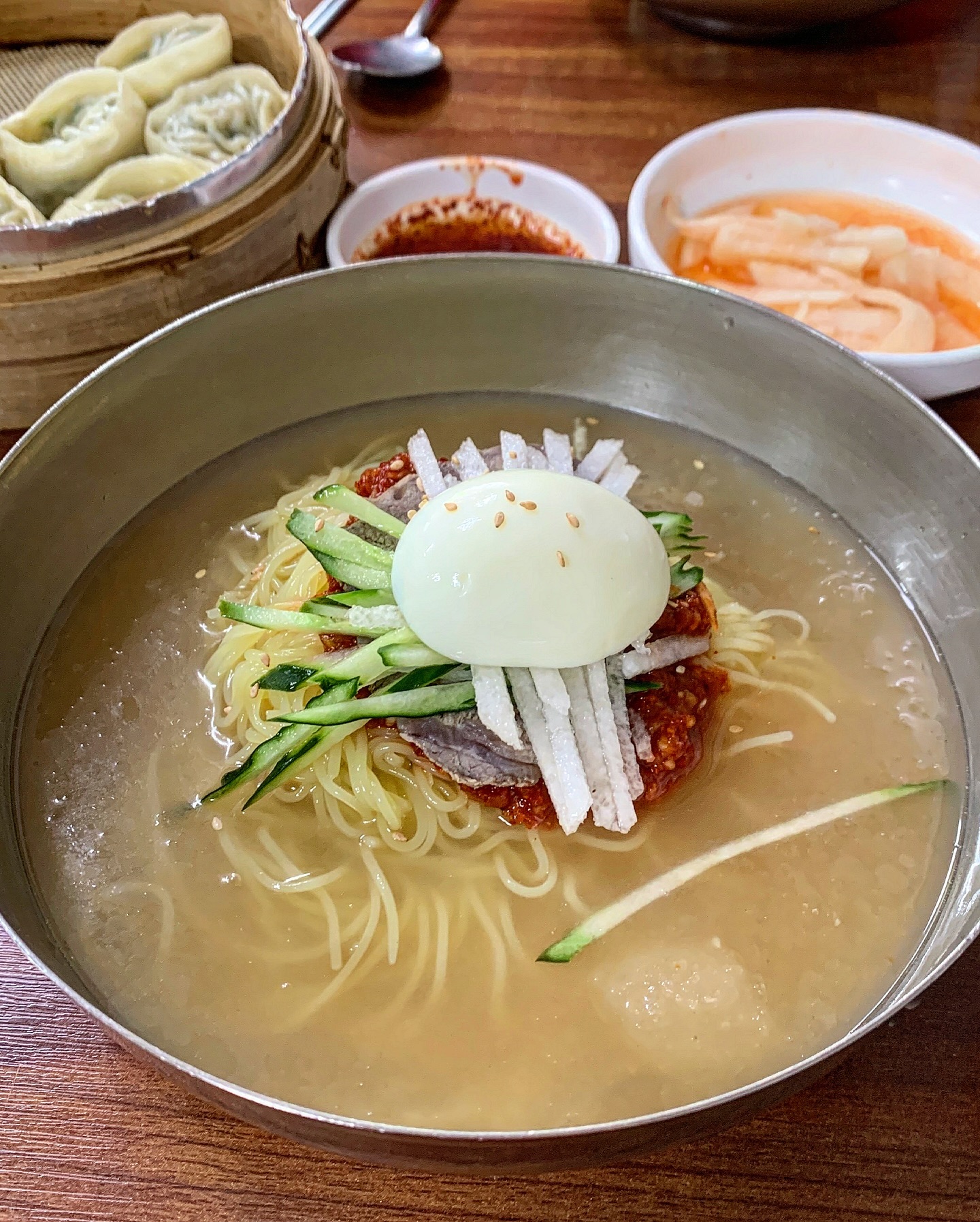 경남 마산 #영남밀면냉면전문 <🌟🌟🌟>
.
현지인들로 웨이팅 장난없는 마산 현지인 밀면맛집🥢
부산은 한방육수로 만든 갈색육수가 거의 대부분인데
이집은 독특하게 사골육수를 써서 육수색깔이 뽀얀 흰색을 띄는게 특징✔️ 요새 온육수 주는집 잘 없는데 온육수부터 마셔보니 찐한 고기 사골육수가 찐이네 찐이야
.
밀면에 사골육수라 차가운 고기국수 먹는맛도 나고 먹는내내 진한 육향에 정신을못채림🤫🤫 고기도 얄부리한 퍽퍽한 고기아니고 두툼한 사태 얹어주는거 채고햐🫶🏻 만두는 일반 기성품이라 아쉬웠지만 밀면은 퀄리티가 아주 좋았다 가격도 저렴👏👏 비빔도 유명하다는데 다음엔 비빔으로 도전〰️
.
.
.
▫️경남 창원시 마산합포구 중앙동로 10 중앙우방아파트
▫️매일 11:00 - 20:00