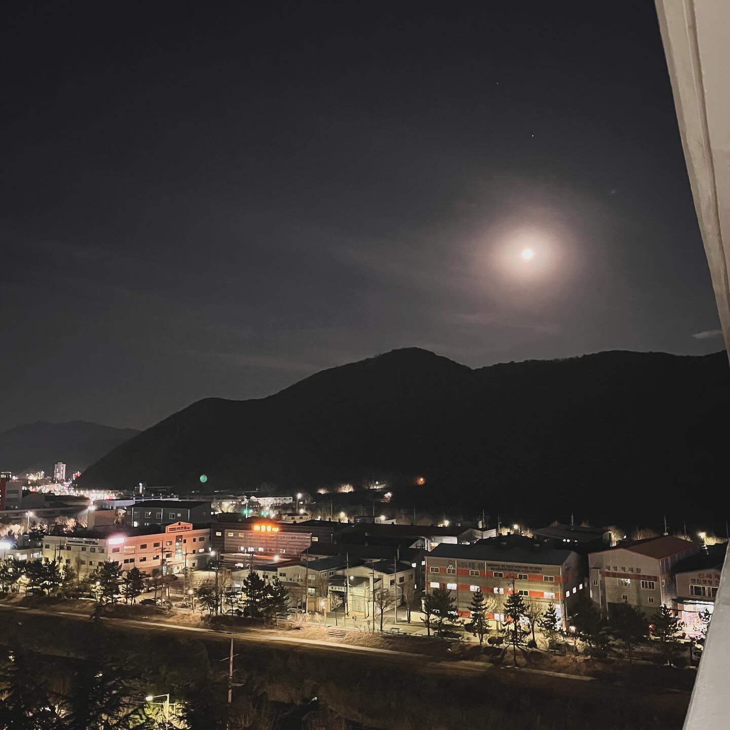 오늘 평범한 하루 잘 마무리하고 계실까요☺️

바쁜 일상을 보내며 하루를 마무리중인데요
요즘 바쁜 일상중에 피곤하기도 하지만 
제가 하고 있는 부가 수익으로 수익화하면서 지내니 재미진 
하루하루를 보내고 있어용🥰

동백멘토랑 함께면 온리인수익화 누구나 할수 있어요!
우리 현실에 안주하지말고 더 나은 삶을 위해 도전해보자구요❤️

보름달같이 둥근 달을 보니 야식이 땡기네여🍻
남펴니랑 술 한잔 하러 가야겠어요...총총