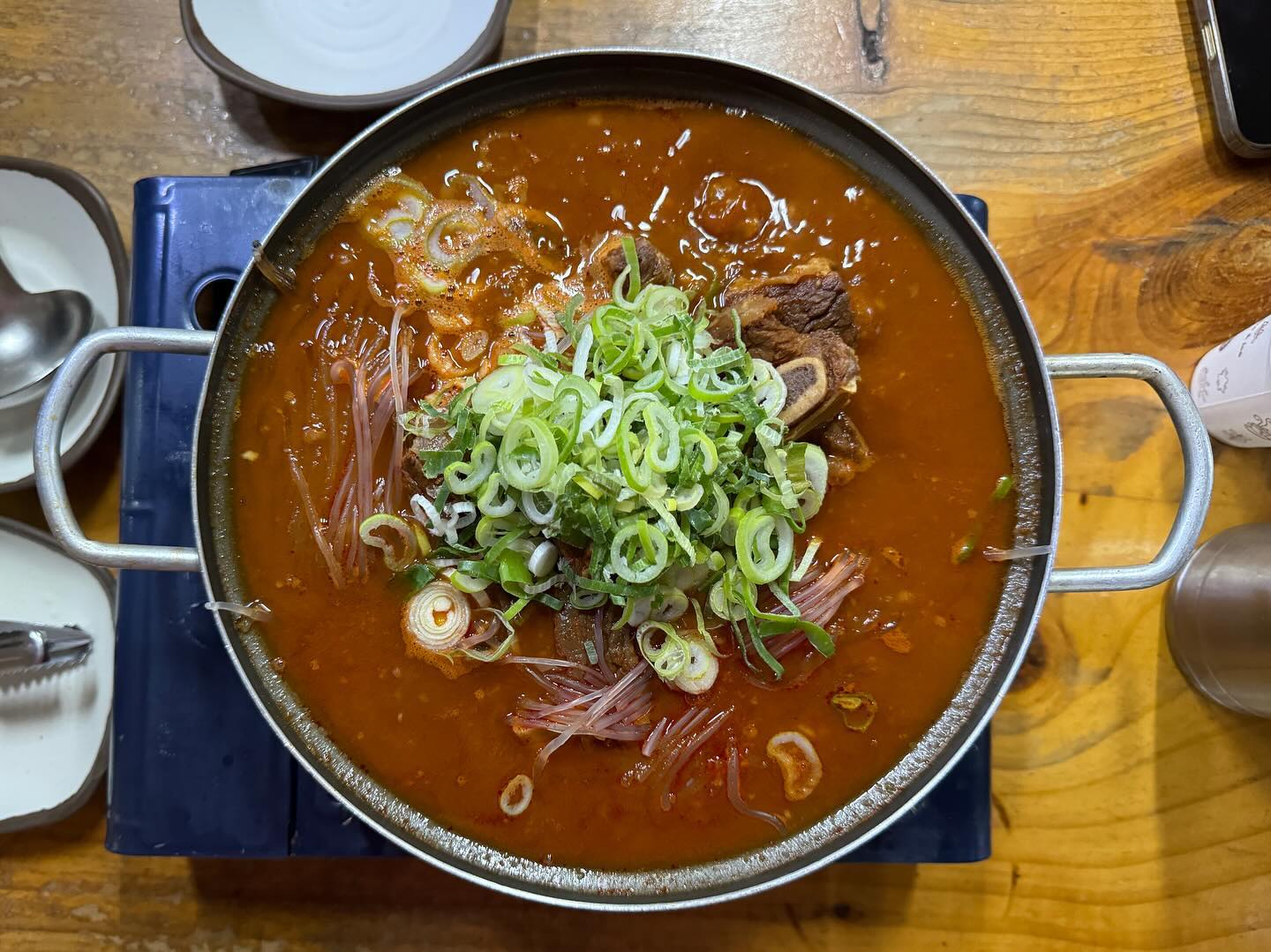 #❤️ .
매주 방문하고 있는 곳🍽️

🥘태능설렁탕 본점🥘
 📍서울 중랑구 공릉로 65 1층 태릉설렁탕
 ⏰매일 00:00~24:00 (16:00~17:00 브레이크타임)
 📞02-971-1511
 ✔️예약, 단체 이용 가능, 주차, 포장, 배달, 남/녀 화장실 구분
MENU
 매운갈비찜전골 45,000₩
 설렁탕 9,000₩

 지독한 한식 사랑에 빠져서 어쩔 수 없이(?) 매일 생각나는 뜨끈한 국물!
 근처에 너무 맛있는 국물 맛집이 있어서 도저히 가지 않을 수가 없다.

 전에는 마구리 전골을 먹었지만, 매운맛이 땡기는 날이라 매운갈비찜 전골로 주문!
 다른 매운갈비찜들과 달리 소갈비찜이라 고기가 굉장히 부드럽게 뜯긴다.
 당면사리 무한 추가 가능하니... 당면 덕후는 그저 행복했다.

 설렁탕 맛집이니 흰국물도 놓치지 않고 주문!
 육수가 굉장히 진한편이라 한 숟가락만 먹어도 든든한 기분이 든다.
 소면이랑 고기를 함께 맛보면 세상을 다 가진 기분이랄까?

 설렁탕에 나온 밥은 갈비찜에 볶아먹었는데, 볶음밥 메뉴가 따로 없음에도 그냥 볶아먹으면 사장님이 와서 알아서 맛있게 밥을 볶아주신다.
 나는 김을 잘라서 함께 볶았는데, 나중에 밥만 볶고 김에 싸먹어야 맛있다고 혼난건 안비밀!
.
.
.
.
.
#또간집 #단골집 #먹골맛집 #먹골역맛집 #묵동맛집 #공릉맛집 #공릉동맛집 #태릉입구맛집 #태릉맛집 #태릉입구역맛집 #설렁탕맛집 #설렁탕전문점 #태능설렁탕 #태릉설렁탕 #더글로리 #더글로리맛집 #더글로리촬영지 #매운갈비찜맛집 #서울설렁탕맛집 #먹스타 #맛스타그램 #맛집스타그램 #사진 #저메추 #술스타그램 #공릉설렁탕 #묵동설렁탕맛집 #🍽️ 

#ezc_맛집_한식