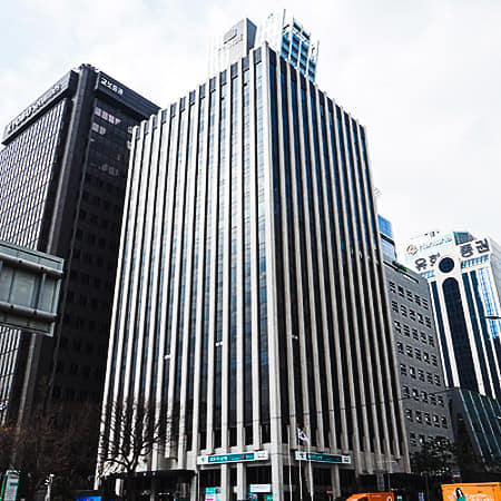 8월

여의도역 앞 빌딩 15층 202평, 8월 21일 이전합니다.  특별한 점은 제가 힘들 때 응원해주시고 지지해주신 모든 분들을 위한 자유휴게룸을 만든다는 것입니다.

그 방의 비밀번호를 누르고 들어오시는 분은  제가 드릴 수 있는 감사를 누리시다 가시게 만들겁니다.  커피, 피자, 안마의자, 뷰, 책 등  할 수 있는 한 많은 것을 비치할 것입니다.

혹시 제가 살짝 재수 없나요? 더 재수 없을지 모르겠으나.. 20대 때 강의하며 자주 이야기 한 것이 있습니다.

"저는 한 달에  간장게장 3번 먹을 수 있으면 족합니다.  돈이요?  글쎄요. 우리 아내가 결혼을 잘못했다고 하더군요. 돈을 쌓지 않고 들어오는 만큼 빠져 나가게 펌프질을 하는 인간인지 몰랐다는거죠..ㅎ"

저의 젊은 혈기는 스스로 창조한 성취에 빠져있지.. 돈이 제게 고이도록 하는 곡간에는 관심없습니다.  SKY는 졸업 못했지만.. SKY의 뜻이 무엇인지는 알거든요.  하늘 맞죠?^^

말씀드린 휴게방에는 아마 가평 꽃동네 장애인 예술가 분들의 그림으로 가득할 것입니다.

그곳의 미술선생님을 맡고 계신 분은 이화여대 섬유예술  총동문회 회장을 맡으셨던 우리 누님입니다.
이상미작가님을 통해 태어날 때부터 죽음의 경계에서 시작한 그 분들이 그림을 배워 다시 사회와 연결되어 자립할 수 있는 세상을 만들어 주고 계시는데.. 당연히 기업가인 저는 얼른 가서 싹쓸이 해야죠!

존경하는 김미옥 문예평론가님께서 한 이야기가 있습니다.  제도보다 어느 한 개인이 언제나 세상을 위해 더 빨리 움직인다고..

정확하지 않습니다.  그러니 미옥쌤 페북에서 찾아보지 마십시오^^ 제가 그렇게 이해했을 뿐입니다.

여튼, 바람불고 기쎈 여의도를 결국 가게 되었으니ㅠ 이왕이면  저답게 눈썹 날리며 회사 상장시키고 '나는 자연인이다'하러 떠나는데 성공해보겠습니다^^

#많이_쉬다_가십시오^^