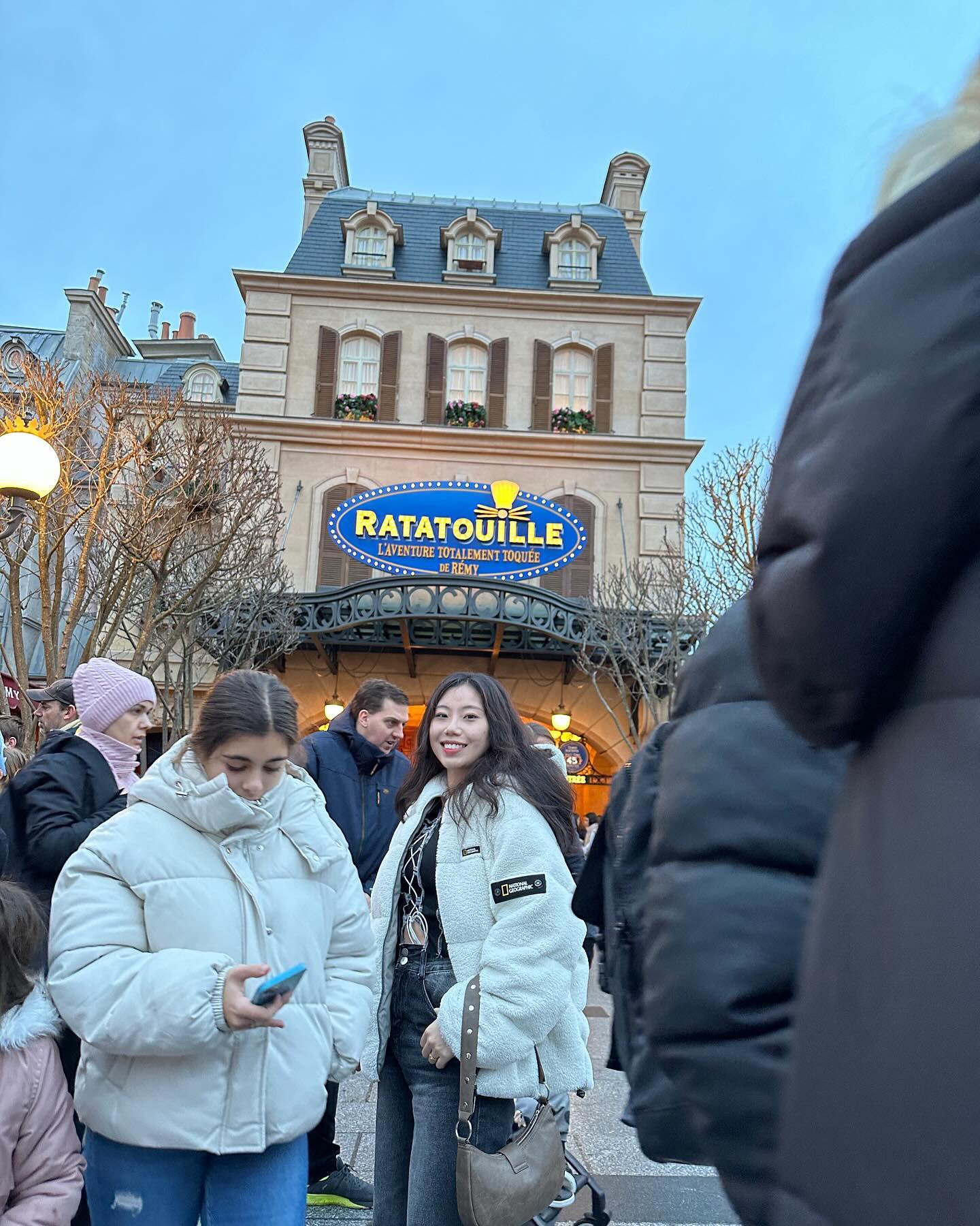 #disneylandparís🇫🇷 
신혼여행D+14

비가 안온다는 소식에 급하게 가는 디즈니랜드
아무정보 없이 떠나서 걍 막 놀이기구 탔는데
그게 존잼… 
우리나라랑 다르게 놀이기구가 다 숨어있어서
타야지 이게 뭔지 알게됨…

남편 감기 이슈로 많이 못 탔는데
🌟 존잼… 미침… 잊지모태

Disneyland park 🎠
•Indiana Jones 🌟
•Pirates of the Caribbean 

Disney studio park 🎢
•Avengers assemble 🌟
•Crush’s coaster🌟
•Ratatouille🌟
•Rc racer
•The twilight zone tower of terror🌟
.
.
.
#disney #disneyland #paris #디즈니랜드 #디즈니랜드파리 #비싼데 #존잼 #간만에 #놀이기구 #내사랑 #라따뚜이 #한국가면 #디즈니결제해야지 #신혼여행 #프랑스 #파리