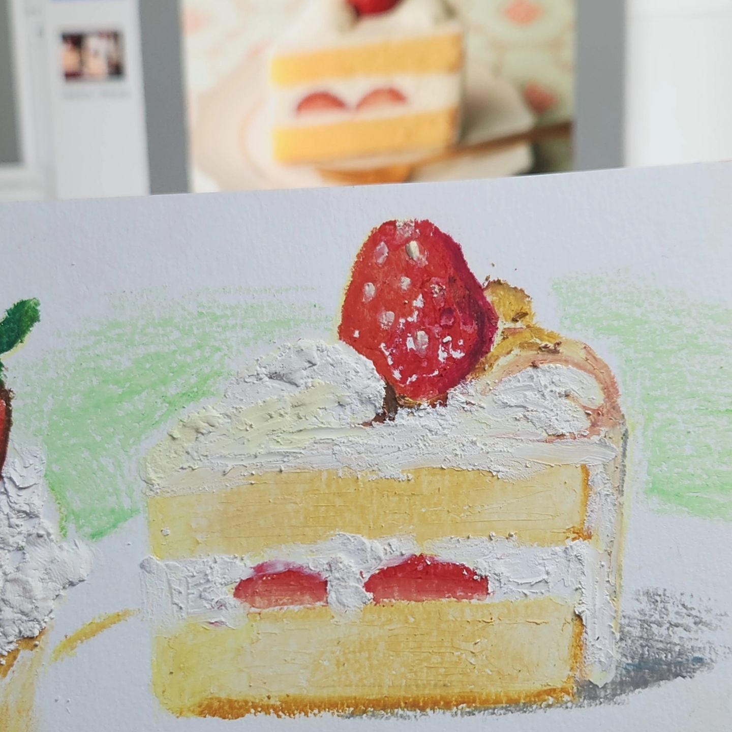 맛있는 딸기 케이크 어떠세요?

오일 파스텔로 그린 딸기 케이크🍰
다 그리고 나니 내 흰색 파스텔이 4분의 1이나 사라졌다..!

유화를 두툼하게 올리는 임파스토 기법은
오일 파스텔에서도 경험할 수 있습니다!

손에 힘을 주고 오일파스텔을 종이에 뭉그러준다는 느낌으로 눌러서 돌리면 잔뜩 두텁게 올라올 거예요!

사실 비싼 오일파스텔이 더 잘 되는데, 문교는 좀 빡빡해서 금방 안 닳아서 적당히 올릴 수 있다는 장점이 있어요. 난 엄청 도톰하게 올리겠어! 하시면 트레이싱지가 껴있는 오일파스텔 전용지나 낱장에다 그리시는 걸 추천해요!! 눌리면 너무 아깝잖아요😭
그리고 떨어질 수 있으니 픽사티브를 뿌려서 고정시켜줘야 해요!! 근데 픽사티비가 독해서😩 무조건 야외에서 뿌려야 해요!!

그러니 넘 무리하지 않고 적당하게 올린 하얀 생크림을 그려보는 시간을 가져봐요!🤗

원데이 클래스는 비대면으로 온라인 ZOOM에서 진행됩니다!
일시: 3월 15일 금요일
오후 2시~3시 40분(15명)
오후 7시~8시 40분(15명)
수강 신청 방법은 고정된 게시물을 참고해 주세요❣️
.
.
.
.
#원데이클래스 #오일파스텔 #태교수업 #태교미술 #딸기그림 #딸기케이크