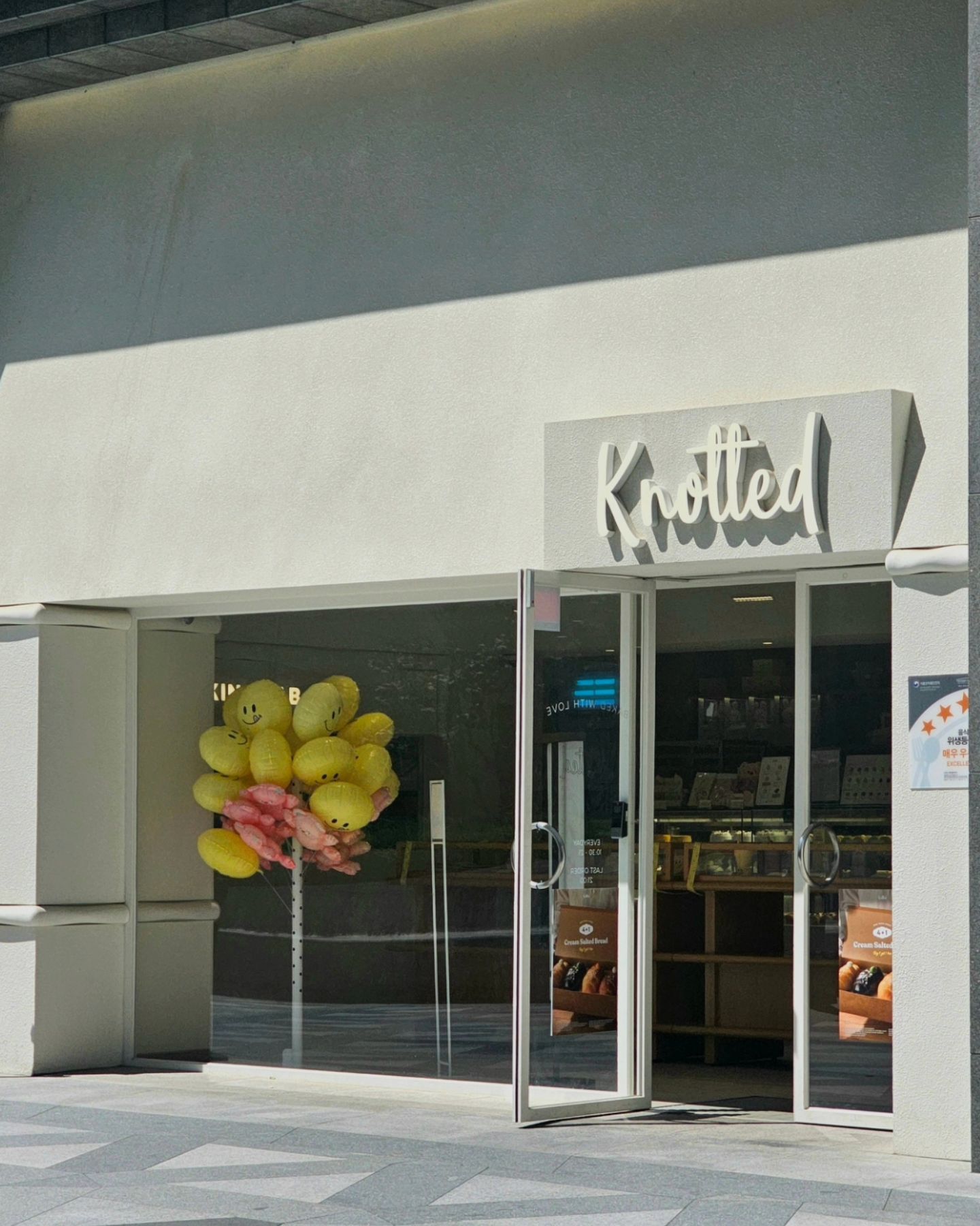 #협찬 #노티드 #knotted 

단짠단짠 크림가득 소금빵, 버터풍미 가득 🥐
프루트티스파클링과 함께 완빵 가능 😝
_아아메와도 찰떡궁합¡

💗 노티드 크림소금빵 출시 기념 프로모션 💗
ㄴ 소금빵 4개를 사면 1개를 무료로 주는 행사 진행 중 !!
매장별로 매일 선착순으로 진행되는 프로모션이므로 마감 전 방문 필수☆
•우유 생크림 소금빵
•황치즈 크림 소금빵
•피스타치오 크림 소금빵
•말차 크림 소금빵
•모카번 연유 크림 소금빵

https://knottedstore.com/menu 

#노티드소금빵 #크림소금빵 #소금빵맛집 #소금빵추천 #소금빵 #카페노티드 #강남카페추천 #카페신상 #카페투어 #카페스타그램 #카페리뷰 #추천 #사진
#노티드 #도넛 #빵 #빵투어 #크림맛집 #맛집 #갤러리아맛집 #갤러리아백화점 #대전 #대전카페 #대전맛집 #카페맛집 #좋아요 #존맛탱 #좋반