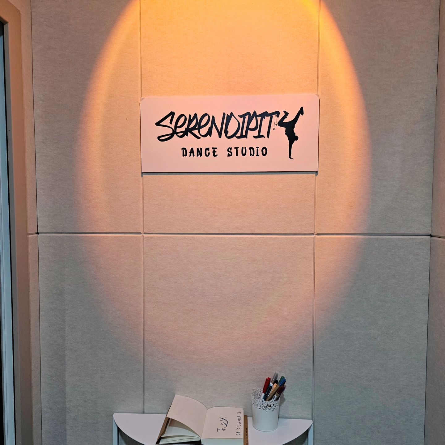 #협찬

요즘 연습&촬영 삼매경에 빠진 저희 팀이 자주 이용하는 동탄 세렌디피티 연습실을 소개합니당🩷

모던한 인테리어가 돋보이는 세렌디피티는 무인연습실이라서 아무런 방해없이 편안하게 이용 할 수 있어요.
블루투스 스피커, 삼각대 등등 연습 및 촬영에 필요한 장비들이 잘 갖춰있을 뿐 아니라 작은 탈의실도 있어용~
생수까지 준비해주시는 사장님의 센스에 감동했답니당🙆‍♀️

✔️동탄 최초 무인운영 댄스연습실
✔️독립된 공간, 단독홀
✔️다양한 목적으로 이용 가능

노래/연기/춤/뮤지컬/악기 연습, 레슨, 요가, 명상, 결혼식 예행연습, 동아리활동, 동호회모임 등등 프라이빗한 공간이 필요하신 모든 분들께 추천드려용🩷

#리뷰노트#동탄연습실#동탄댄스연습실#댄스연습실
