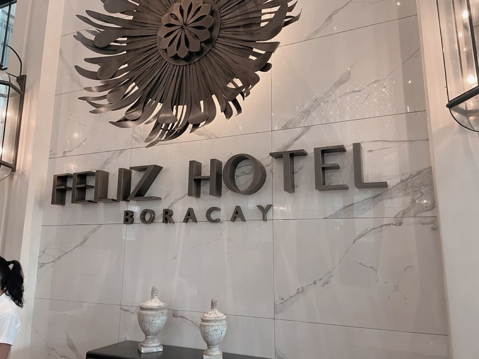 🏨
보라카이 여행 일정 상 호핑투어도 나가고
화이트 비치를 자주 다닐 거 같은 생각에
숙소를 옮겨 다른 곳에서 지내보기로 했어요 :)
​
화이트 비치에서 도보 2분 거리,
중심지인 디몰 안에 위치한 펠리즈 호텔이에요.
위치가 워낙 좋기도 하고 좋은 룸컨디션으로
가성비가 좋았던 호텔이라 선택하게 되었어요.
⠀
단, 조식은 두번째 날 제가 병원을 들르는 바람에
하루만 이용을 하게 되었는데 생각보다
가짓수도 적고 유명하다는 빵 종류도 적어서
따로 기록을 해두진 않았어요. ˊ•͈ ˓ •͈ˋ
​
숙소에서 지내는 시간보다 화이트 비치나
외부 액티비티 일정이 많으신 분들에게도
지내기 좋은 숙소라고 생각해요 :)
⠀
⠀
📍보라카이 펠리즈 호텔
Boracay Feliz hotel
⠀