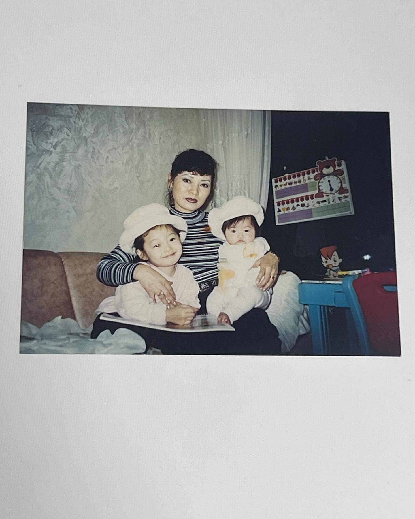 참 궁상맞게 기차에서 훌쩍훌쩍. 

훌쩍이는 시간이 쌓여 지나면 어느샌가 무뎌지겠지
그렇지만 무뎌진다는 건 점점 잊혀진다는 거 아닐까?
난 잊고 싶지 않은데 

하지만 잊지말라고 내가 좋아하는 21일

부끄럽지만 그래도 가끔은 외할머니 안부를 물어볼께요
할머니 아프지 말고 편히 쉬세요 사랑해요 
가끔은 못한 비밀얘기 할께요 들어주실꺼죠? 사랑해요!