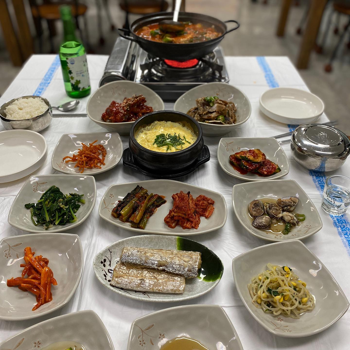 :) #돌게장세끼,

여수가도 매번 가는집만 다니느라,
이번엔 새로운 노포를 (너무) 찾고싶었지만, 
딱히 여기다! 할만한 집은 아직 못찾은 와중에
그래도 아주 괜찮은 식당을 만났다!
맛도 맛이고, 깔끔하고, 친절하게 대해주셔서
더 좋았어, 여긴 또 식혜도 한몫 했잖아?ㅋ
#게랑은또다른매력의돌게장
#음식하나하나다맛있어!

#여수 #오뚜기식당