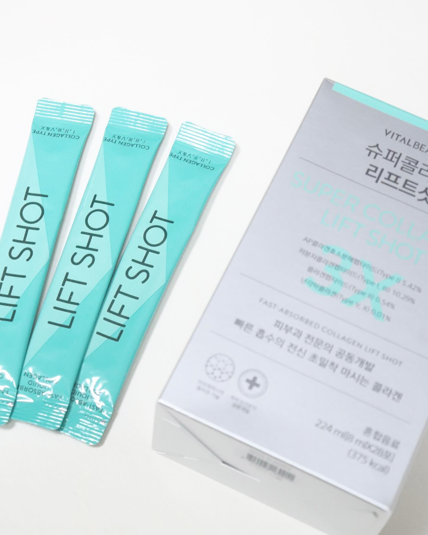 #광고 바이탈뷰티 슈퍼콜라겐 리프트샷🩵 vitalbeautie_official
바이탈뷰티에서 신제품이 출시되었어요! 한 박스에 28포가 들어있어요
1회 1-2포를 직접 먹으면 되구요!
 5가지 타입의 콜라겐이 함유되어있는
 #초밀착콜라겐, 슈퍼콜라겐 리프트샷🩵
 피부 뿐만 아니라 모발, 근육, 뼈 등 전신 조직에 분포하는 
5가지 유형의 맞춤 콜라겐 함유로 더욱 강화된 포뮬라와 고농도, 빠른 흡수율의 액상형 콜라겐이에요! (일반 저분자 콜라겐 대비 9.4배)
피부 연구 70년, 믿을 수 있는 피부 전문 기업 아모레퍼시픽과 피부과 전문의의 공동개발로 완성된 제품으로 더 믿음이 가는 너낌➰😌
그리고 합성 색소, 보존료, 향미 증진제, 지방, 글루텐이 첨가되어 있지 않답니댱
1포 씩 가방에 넣어 다닐 수 있어 언제, 어디서든지 먹을 수 있고
미국산 체리추출물 함유하여 상큼달콤한 체리 맛이랍니다!🍒💗

맛도 괜찮고 먹는 콜라겐 관심있으신분들께 추천추천🩵

#15그램 #15그램뷰티 #15그래머  #바이탈뷰티 #슈퍼콜라겐 #슈퍼콜라겐리프트샷 #리프트샷 #저분자콜라겐 #마시는콜라겐 #액상콜라겐 #콜라겐샷 #전신콜라겐 #초밀착콜라겐