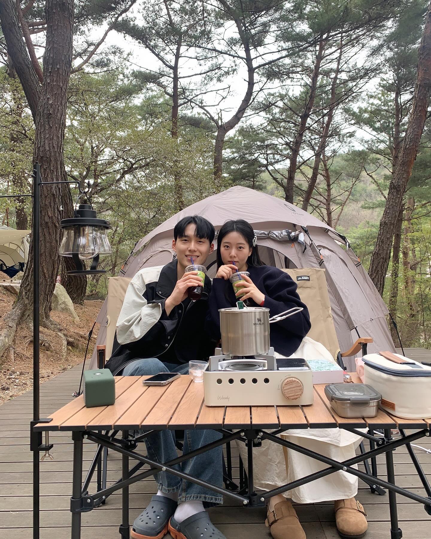 스윗동커플 첫 #벚꽃캠핑🌸 

캠린이들에다가 1박2일도 첨이였는데,
캠프닉했던 장비들로 어째저째 다녀왔어욤🙈

마침 시기도 벚꽃이 딱! 만개했던 시기라,
사진도 많이 찍고왔답니다☺️💕
5월에도 또 다녀올 예정이에요 히히🙈

#커플캠핑 #커플셀피 #커플사진