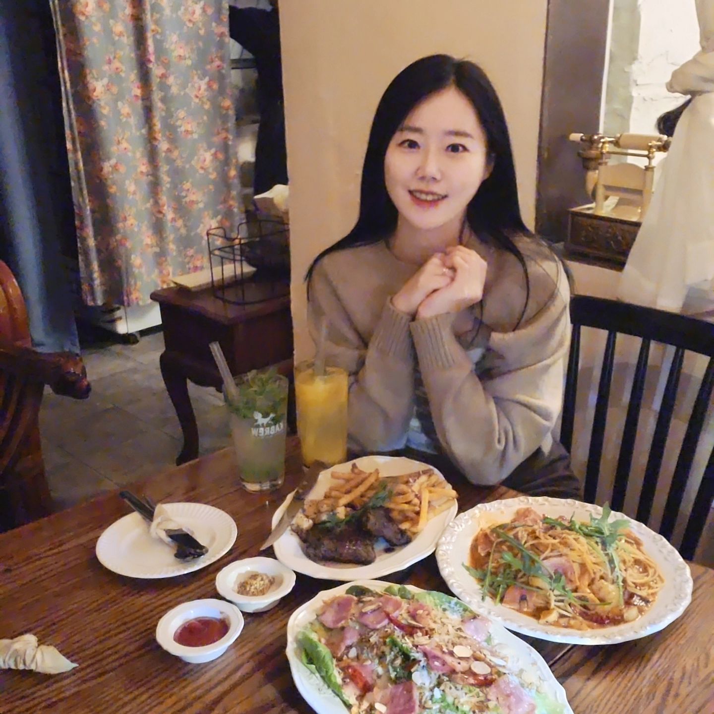 서울 맛집 알려달란 분들
많아서 알려드려요~~
얼마전, 다녀왔는데
여기에 진짜 반했어요😘❤️
세상 이런 분위기가 어딨죠?
음식 비주얼 보세요^_ㅠ
양식계의 깡패 발견이예요‼️
심지어 물까지 맛있음ㅋㅋㅋ
상수역에 있는 이응이응이응이응
이름 넘 특이ㅎㅋㅎㅋ
안까먹겠져?ㅋㅋㅋ🪽
같이 가고 싶은 친구한테 공유해봐용!
그리구 저장하고 친구랑 같이 가세용❤️

 oooo_seoul

-

#ㅇㅇㅇㅇ #이응이응이응이응 #oooo
#상수맛집 #상수 #합정맛집 #홍대맛집 #홍대맛집 #파스타맛집 #당인리맛집 #연남동맛집 #서울가볼만한곳 #서울여행 #홍대파스타 #서울데이트 #맛집추천 #인스타맛집#소개팅#소개팅맛집#상수애견동반
#홍대애견동반#서울애견동반