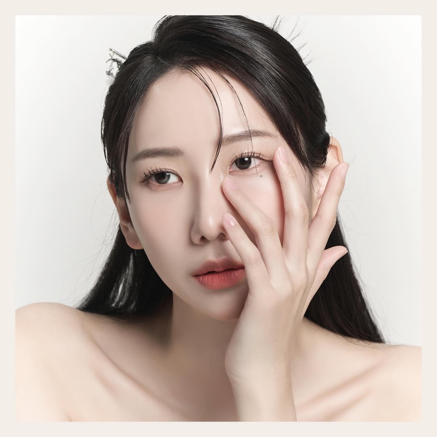 🏷 𝐧𝐚𝐭𝐮𝐫𝐚𝐥 𝐛𝐞𝐚𝐮𝐭𝐲 𝐠𝐫𝐞𝐞𝐧𝐬𝐡𝐨𝐩
——————————————————————
⠀⠀⠀
⠀⠀⠀
#초록물들이다 

미모 미쳤따리🫠❤️ 세상 예쁜 우리 고객님‼️
화이트 컨셉에 깔끔한 느낌으로 촬영한다고 하셔서
메이크업은 최대한 깔끔하고 청순하게〰️💓

헤어는 직접 비녀를 가지고 오셔서(비녀 짱 이뻤음!!)
반묶음 가시번 헤어스타일링하고 비녀 꽂아드렸어요〰️
찐 뷰티화보같아서 진짜 감탄하면서 올리는중🥲❤️
⠀⠀⠀
12월 예약 99프로 마감되었습니다!
모든!!! 예약문의는 프로필에 있는
‘오픈카톡 링크’로 연락주세용〰️✌🏻
#대구메이크업 #대구메이크업샵
⠀⠀⠀
⠀⠀⠀
——————————————————————
🏷 ｒｅｓｅｒｖａｔｉｏｎ
⠀⠀⠀ 𝙤𝙥𝙚𝙣 𝙠𝙖𝙠𝙖𝙤 👉🏻 𝘱𝘳𝘰𝘧𝘪𝘭𝘦 𝘭𝘪𝘯𝘬 ♥️
——————————————————————