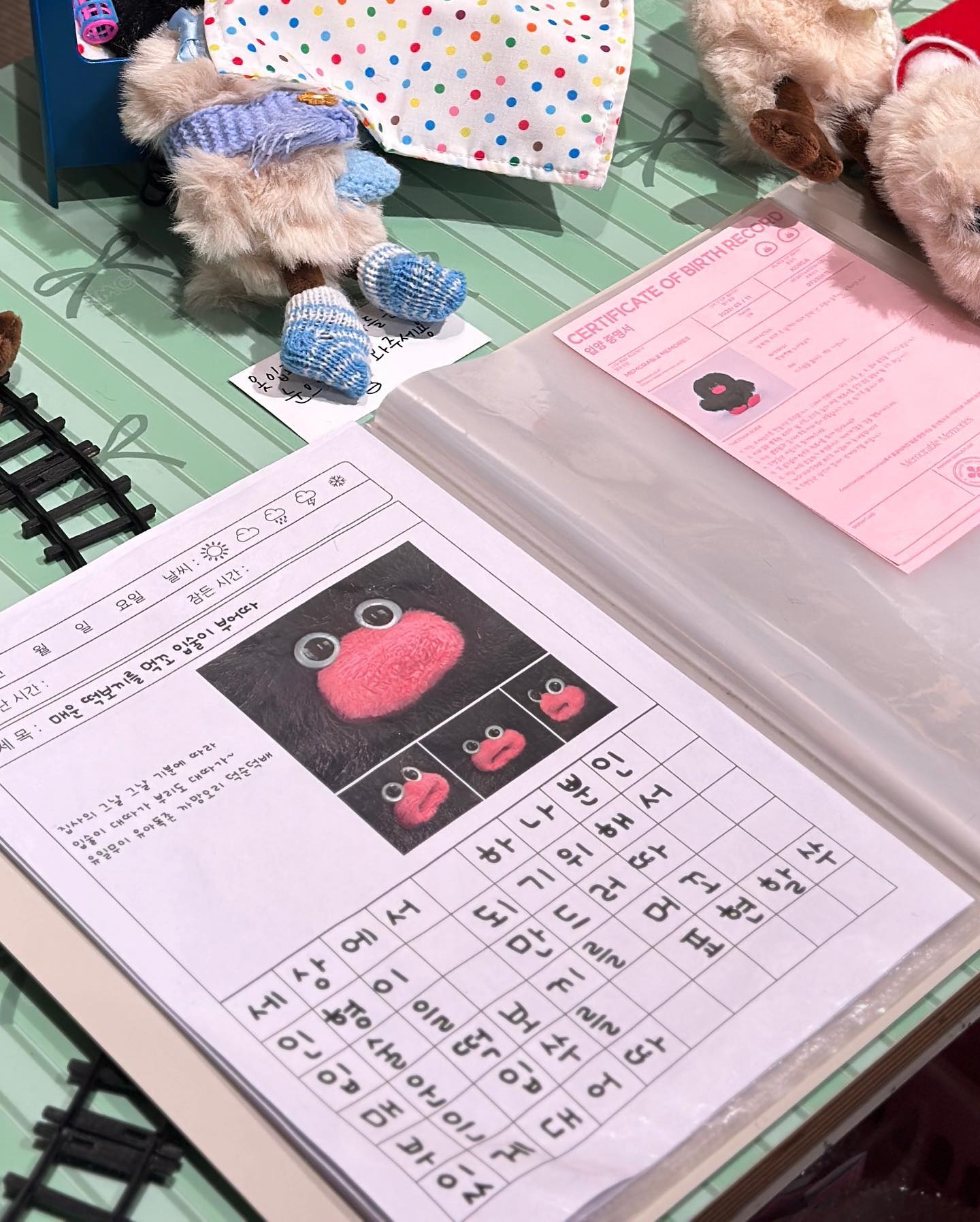 MM&MM (메모러블 메모리즈) 스토리➿

입술이 매력적인 친구들ㅋㅋㅋㅋㅋ
친구들의 스토리를 들어보셨나여!?!??? (넘 웃기고,귀여워여💕)

이친구들의 스토리는요
조용한 시골에 태어난 덕순이와 덕배가 
젤루 좋아하는 음식이 읍내에 파는 매운 떡볶이에여
매운 떡볶이를  너무 열심히 먹어서 
입술이 부어버렸대옄ㅋㅋㅋㅇ3ㅇ

덕만이는 유학을 마치고  이제 막 귀국한 부잣집 도련님 오리에요
덕만이는  덕순이와 덕배가 살고 있는 시골에 이사를 옴!
덕만이는 현재 시골생활 적응중이래여ㅋㅋㅋㅋㅋ 

덕순이와 덕배의 소원도 있대여 
떡볶이 사장님이 되어 
원없이 떡볶이를 먹는게 소원이래옄ㅋㅋㅋㅋ

친구들의 이름이 너무 귀욥지 않나요???😆
[ 덕순&덕배&덕만 ]🧸
이 친구들의 이름에 비밀이 있는데요..

•덕순: 떡볶이에 순대추가를 좋아해서 
•덕배: 떡볶이에 베이컨 추가를 좋아해서 
•덕만:  떡볶이에 만두 추가를 좋아해서 

이친구들의 입술매력 정말 웃겨옄ㅋㅋㅋㅋㅋㅋ
입을 꺼내면 부리가 되구🐤
손으로 집어넣으면 부은 입술로 된다는점👄ㅋㅋㅋㅋ