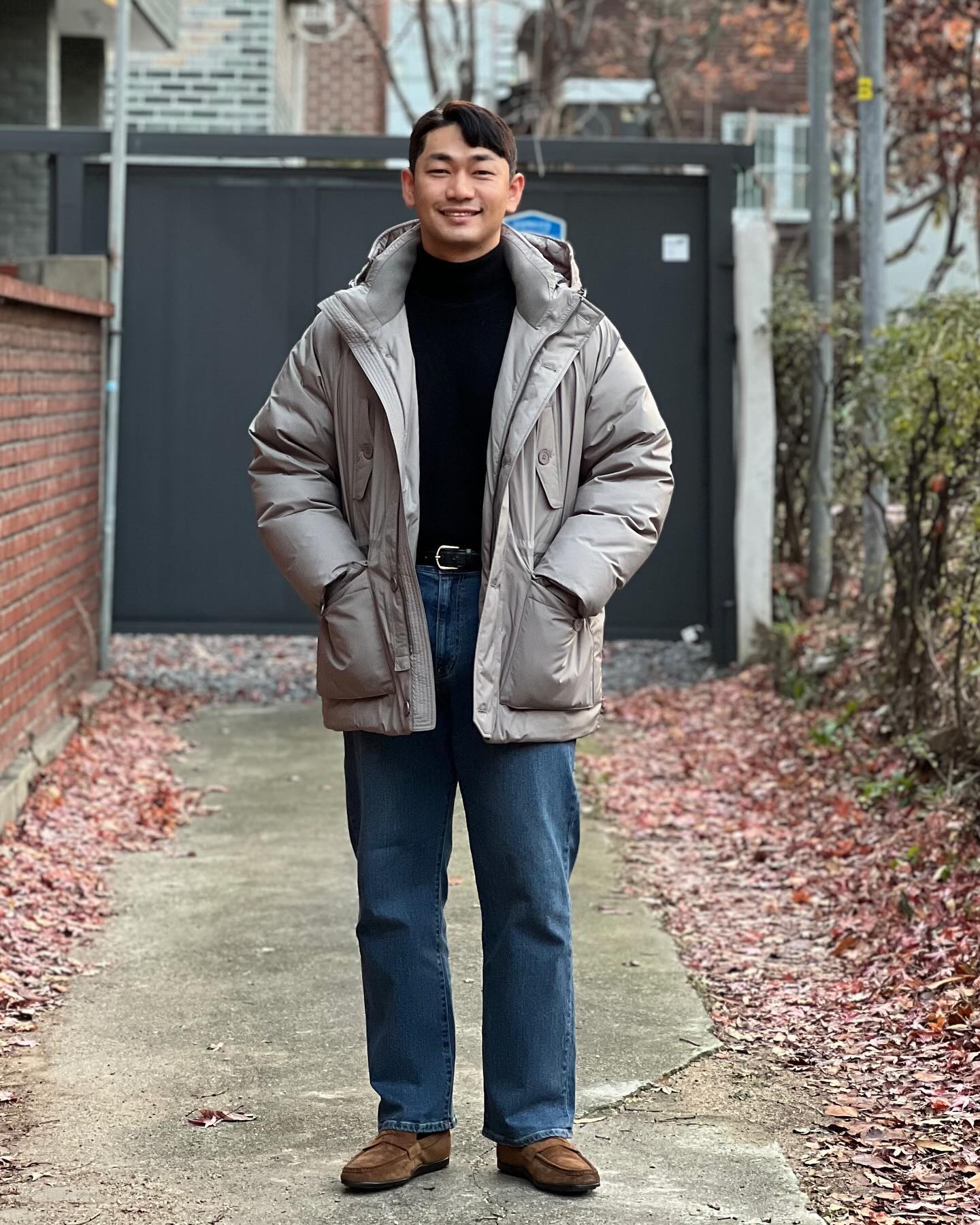 #광고
official_anol 
cambridge_members 
겨울철 추위를 막기엔 패딩만 한 게 없죠.
깔끔하게 차려입어야 하는 자리엔 코트를 
주로 입지만, 겨울 동장군 앞에서는 
나도 모르게 패딩에 손이 가기도 합니다. 
아시다시피 패딩이란 아이템은 클래식함보단
캐주얼함에 더 잘 어울리는 아이템입니다.
그래서 입을까 말까 고민이 되기도 합니다.
그럴 땐 캠브리지 아놀의 디펜더 구스다운 파카가
고민을 덜어 줄 아이템이라 생각됩니다.
필파워 750, 유러피안 최고급 구스를 사용해서
보온성은 물론이고 이중 니트 시보리, 탈부착 후드
넥워머 니트 등 고급 사양의 디테일과 부자재들로 
퀄리티까지 챙겼습니다. 자주 손이 간다는 건
그만큼 만족하고 입고 있다는 뜻이겠죠.
올겨울엔 패딩으로도 남자다운 멋을 낼 수 있는
아놀의 클래식한 아이템들을 만나보시길 바랍니다.
.
.
.
.
.
.
.
.
.
#아놀 
#캠브리지멤버스
#남자패딩추천
#남자겨울패션 
#패딩코디
#anol 
#paddedjacket 
#winterjacket 
#menswinterfashion
