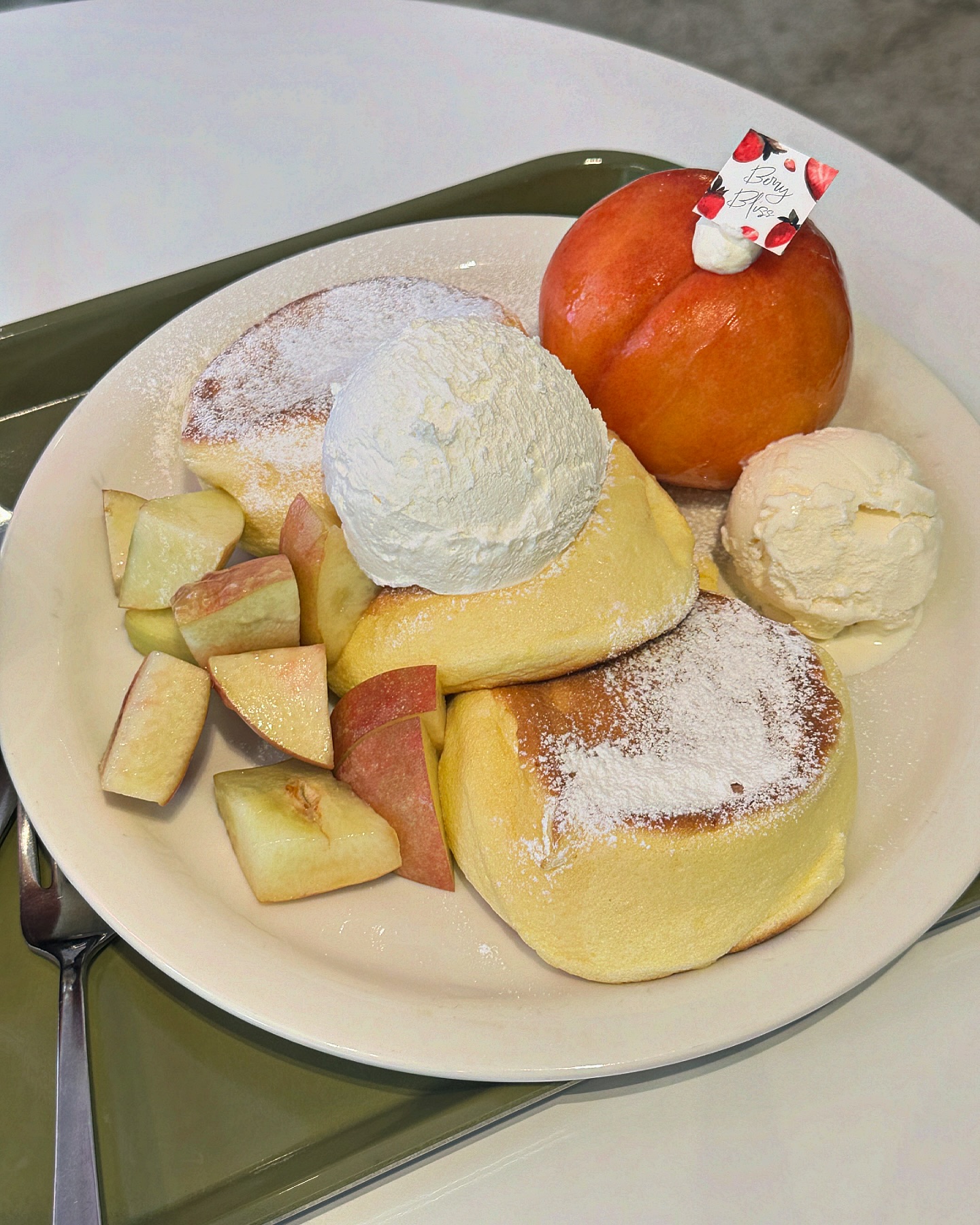 복숭아 들어간 메뉴 품절 많았는데 오히려좋아
수플레 팬케이크 맛있었고🍑 커피도 맛있었음! 
평일인데도 사람이 가득했던 홍대🤟

#홍대카페추천 #복숭아디저트 #수플레팬케이크 #수플레팬케익 #복숭아수플레 #베리블리스 #하겐다즈아이스크림