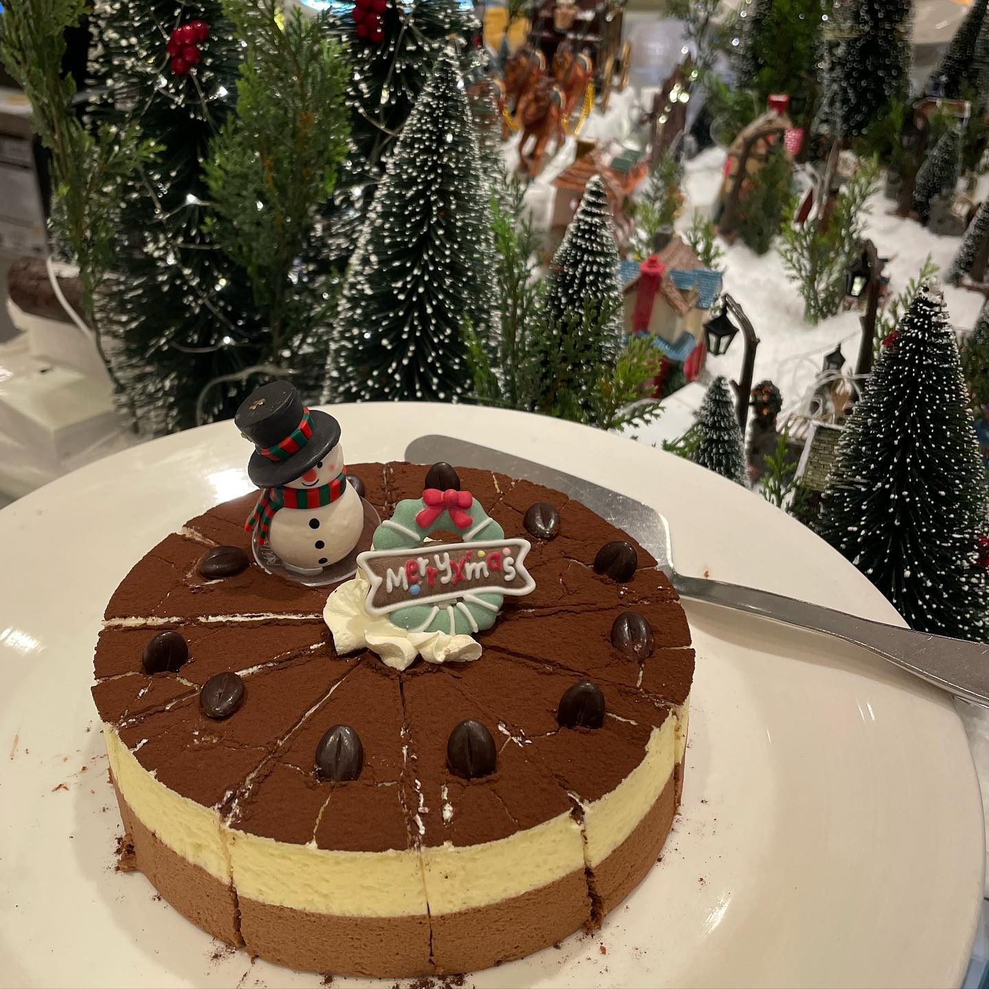 [이비스 앰버서더 르쟈르뎅] 🎄
⠀
랍스타 양갈비 LA갈비 기본
해산물 회 가리비 한식 중식 초밥 진짜 다양한 음식종류에 놀란 곳이었어요. 그리고 맛도 쫀득하고 짜지않고 계속 먹고싶은 뷔폐는 오랜만이었어요 💜
⠀
원래 호텔 뷔폐에 베이커리 종류가 이렇게 많은가? 할 정도로 카운터와 끝쪽 양옆으로 디저트종류 대박이었어요. 오레오크림치즈 아이스크림은 최고였고 티라미수 쫀맛탱 💛
⠀
위가 하나여서 아쉬웠던 풍성한 송년회를 보냈어요🥠
⠀
메리크리스마스 ☃️
⠀
⠀
⠀