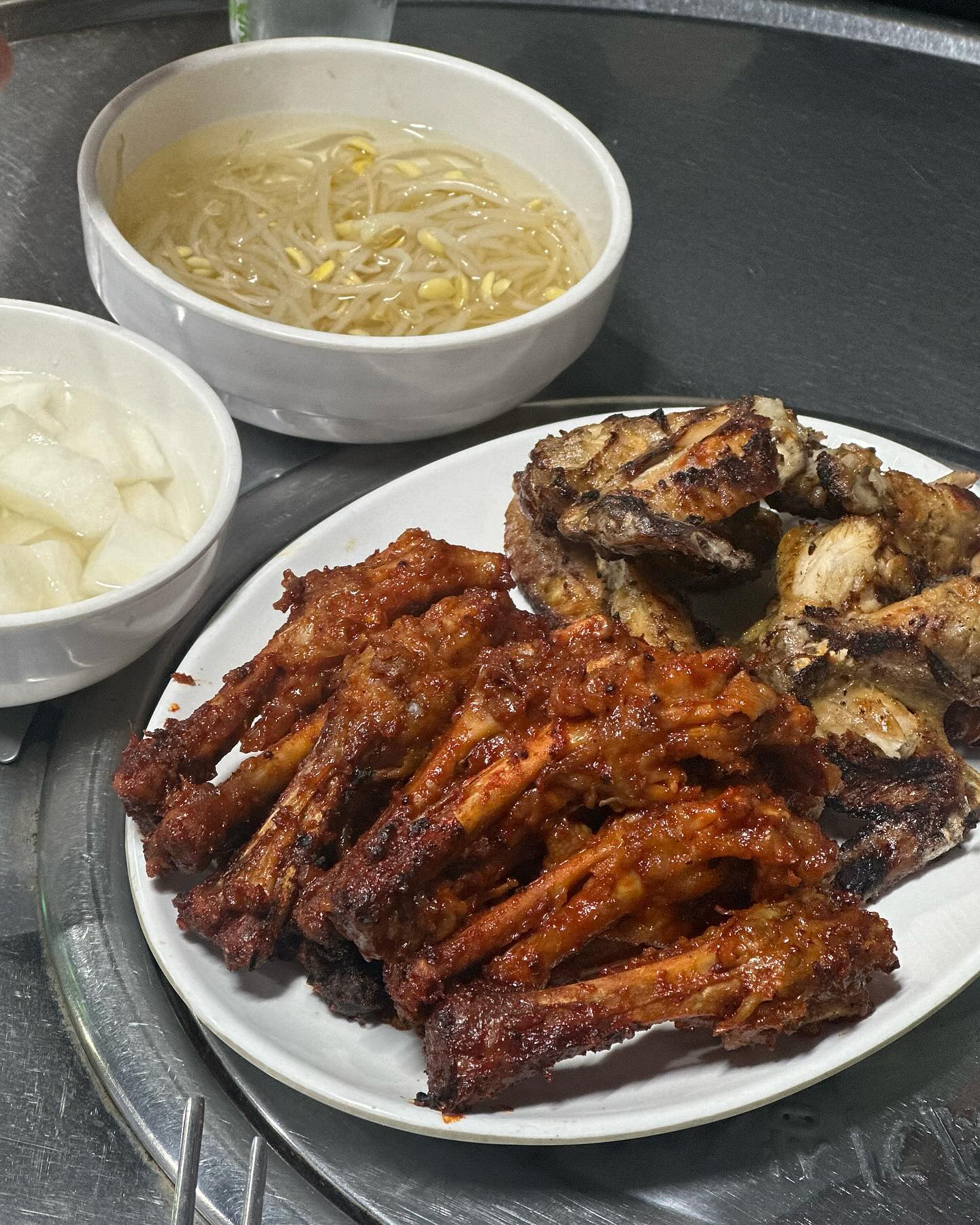 언제가도 맛있는 #명일 #천호 #화구닭발

주문 즉시 직화로 구워져 시간이 조금 걸리지만
한번 빠지면 헤어나올 수 없는 통통하고 실한 닭발
이집은 숯불 가득 배인 양념과 입술 얼얼한 매콤함이 최고!

담백한 소금구이 닭날개는 첨 먹어봤는데 내스타일… 🤤

당근, 단무지, 브로콜리까지 건강한 재료만
쏙 골라 들어있는 든든한 주먹밥은 선택 아닌 필수!

📍 서울 강동구 구천면로 354-1
💸 매운 닭발 10,000원
💸 소금구이닭날개 10,000원

#술꾼돼지_천호 #술꾼돼지 #천호역맛집 #천호맛집 #천호화구닭발 #명일역맛집 #명일맛집 #명일화구닭발 #화구닭발 #천호술집 #천호역술집 #닭발 #일상 #daily #먹스타 #먹스타그램 #맛스타그램 #술스타그램 #존맛 #JMT #food