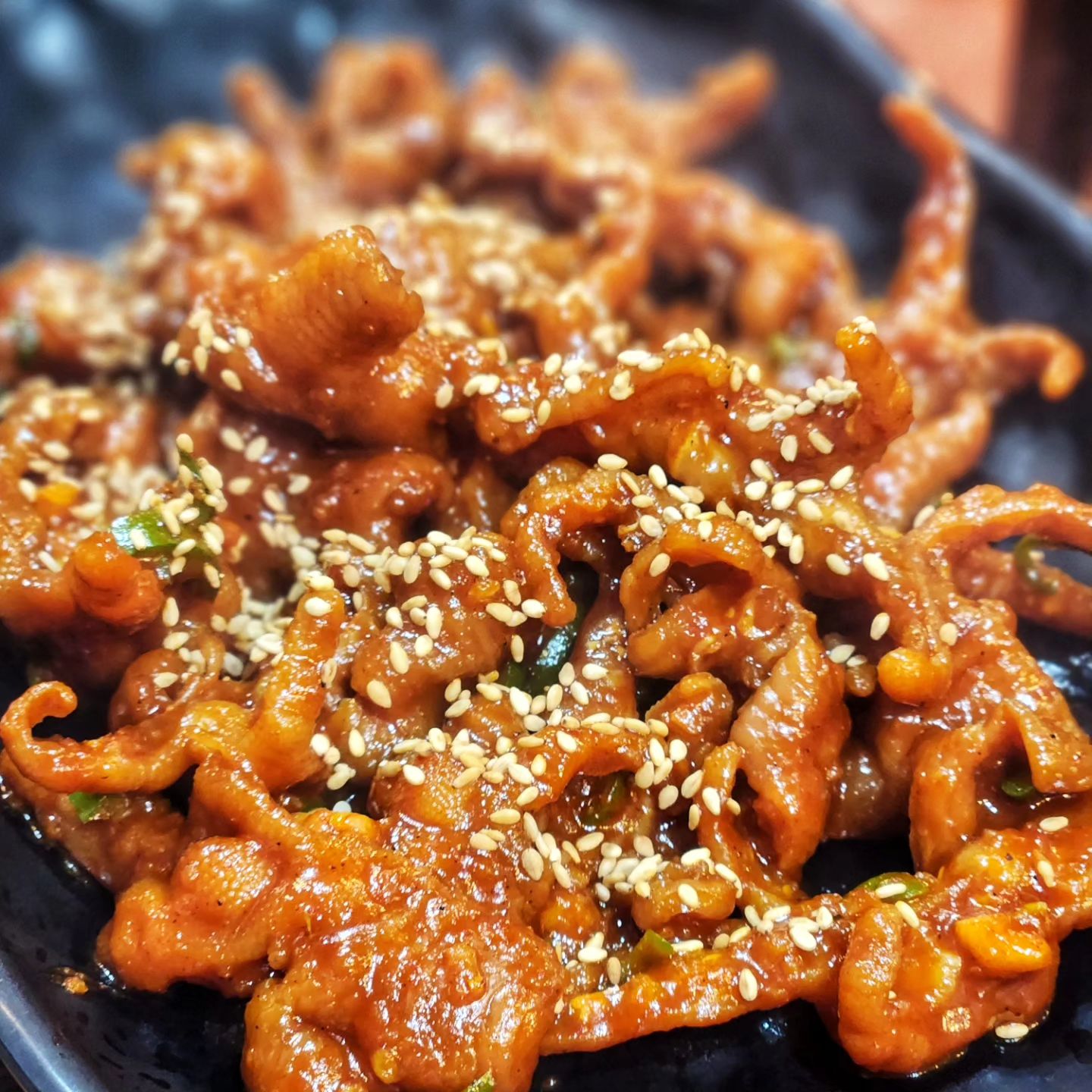 #큰돼지막창 20231223 🐷 

포항에 있는 시댁에 방문해서 오픈한지 오래 되지 않았는데 맛나다고 얘기를 많이해주신 막창집이 드뎌 방문🥹

SET2 #생막창 + #양념닭발 600g ₩32,000 🐖

이 가격은...위에서는 보기 힘든 가격인데 맛도 빠지지않고 너무 맛있었다. 막창도 넘 통통하니 맛있었고 특히 닭발이 직화로 먼저 구워주셔서 뎊혀먹으면 딱이였던!! 4명이 갔는데 저 세트를 두번 시켜먹었으니 말 다해찌🥰

밑반찬도 맛났는데 왠지 사람이 별로 없었다ㅠ 사장님두 친절하셨는데 먼저 말걸어주시는 타입은 아니여서 그런가ㅜㅜ 세트메뉴도 일반 메뉴 먹는거 보다 천원이라도 싸면 더 좋을 듯하다는 개인적인 생각! 그래도 담에 포항가면 또 갈 예정인 곳이다🫶

✨️ 위치 > 경북 포항시 남구 문예로 178

#포부남녀 #pobu_namnyeo #먹스타그램 
#외식 #외식스타그램 #포항맛집 #포항막창 #돼지막창 #닭발 #포항닭발