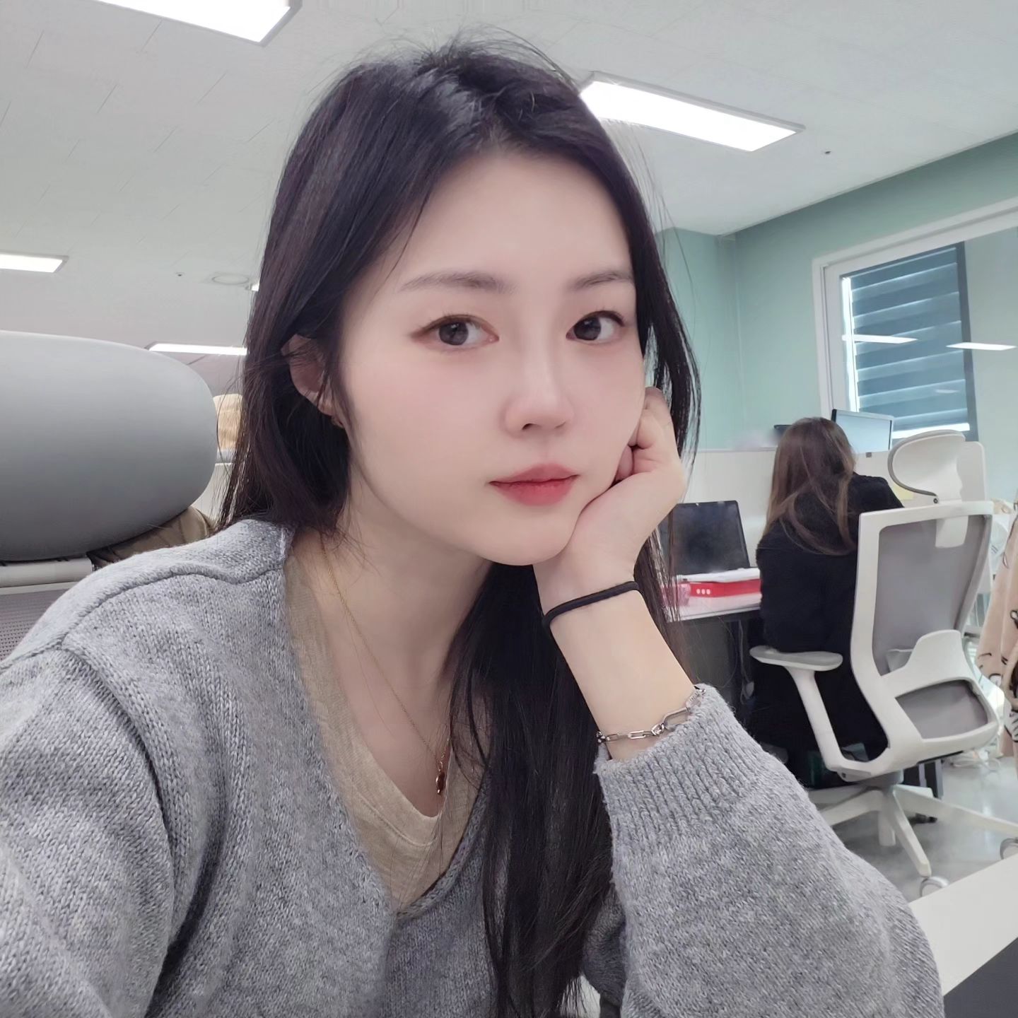 머리 검정색으로 염색해써..
이제 계속 해야 하려나

#엄마따라염색 #겨울머리 #검정머리 #어색해 #셀피 #사무실에서