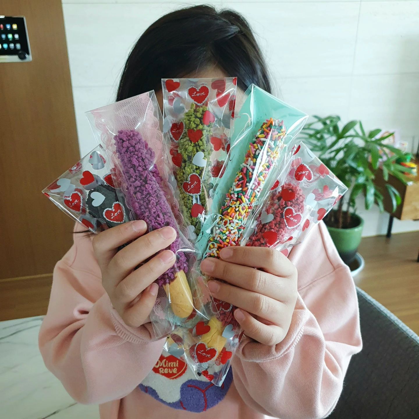 231111

빼빼로데이, 무슨데이
이런거 한창 중요할 나이♡
 
상술이면어때
그래봤자 과자몇개인걸~

기분좋게 좋아하는 과자먹고
행복하고 즐거우면 된거지!

센스쟁이 이야이모 땡큐♡

#열살딸
#이렇게또추억하나

#이야이모
#수제빼빼로
#flex

#빼빼로데이
#청말띠딸 
#instakids 
#러블리
#사랑해
#일상기록
#주말그램
#빼빼로 
#맘그램
#육아맘
#소통
#동심
#해맑
#순수
#과자
#육아
#주말
#일상
#추억
#행복