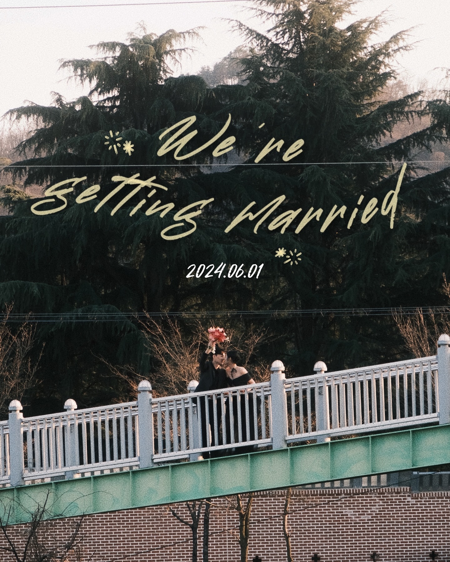 [D-2] We are getting married -!

이제 결혼 까지 2일 앞까지 와버렸네요,
13년이란 연애의 종결점 일까요
아님 연애의 과정 중 또 다른 이벤트 일까요.

1년이란 시간동안 둘이 머리 싸매며 준비한
“결혼”이라는 큰 프로젝트를 이제는 발표할 때가 되었어요.

31년을 살아오며 만난 여러사람들에게
결혼 소식을 열심히 전해드렸지만,
그럼에도 직접 전해드리지 못 한 분들께도 이렇게 작은 소식을 전하며,

흔쾌히 결혼소식에 축하해 주신 분들, 응원해 주신 분들 모두 감사합니다.

신랑 [황병두] hb__doo 신부 [김소연] eat.drink.luv_and 

일시: 2024년 06월 01일 토요일 오후 2시
장소: 엑스코 인터불고 호텔 [그랑파티오 홀] 2층