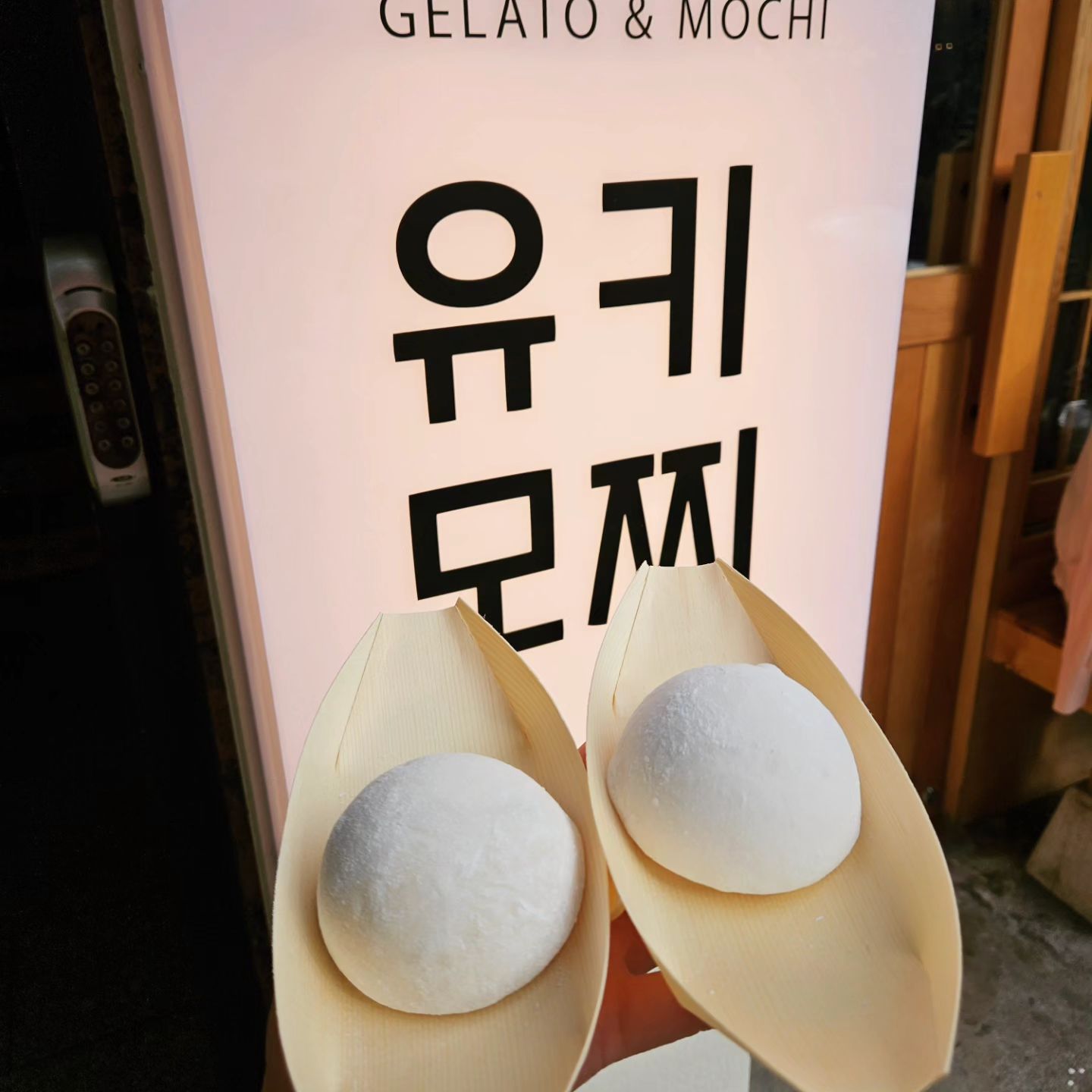 요기 왜 핫한거징ㅋㅋㅋ
맛있긴한데 줄이 넘 길어여🥹

.
.

#유키모찌 #연남모찌 #초코모찌 #딸기모찌🍓