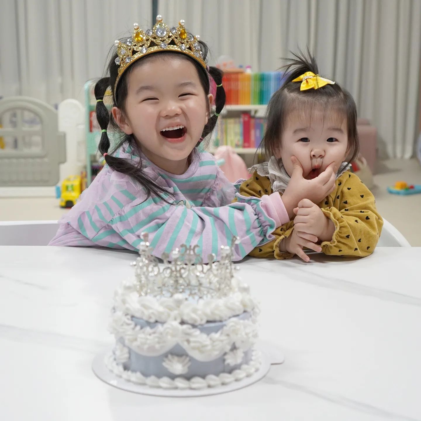 D+1626 / D+367

또봉이 생일이지만
언니 취향 엘사색깔 공주케이크👸🏼

#애봉이👶🏻 #또봉이👶🏻
#생후1626일 #생후367일

#첫돌 #붕어빵 #왕관케이크