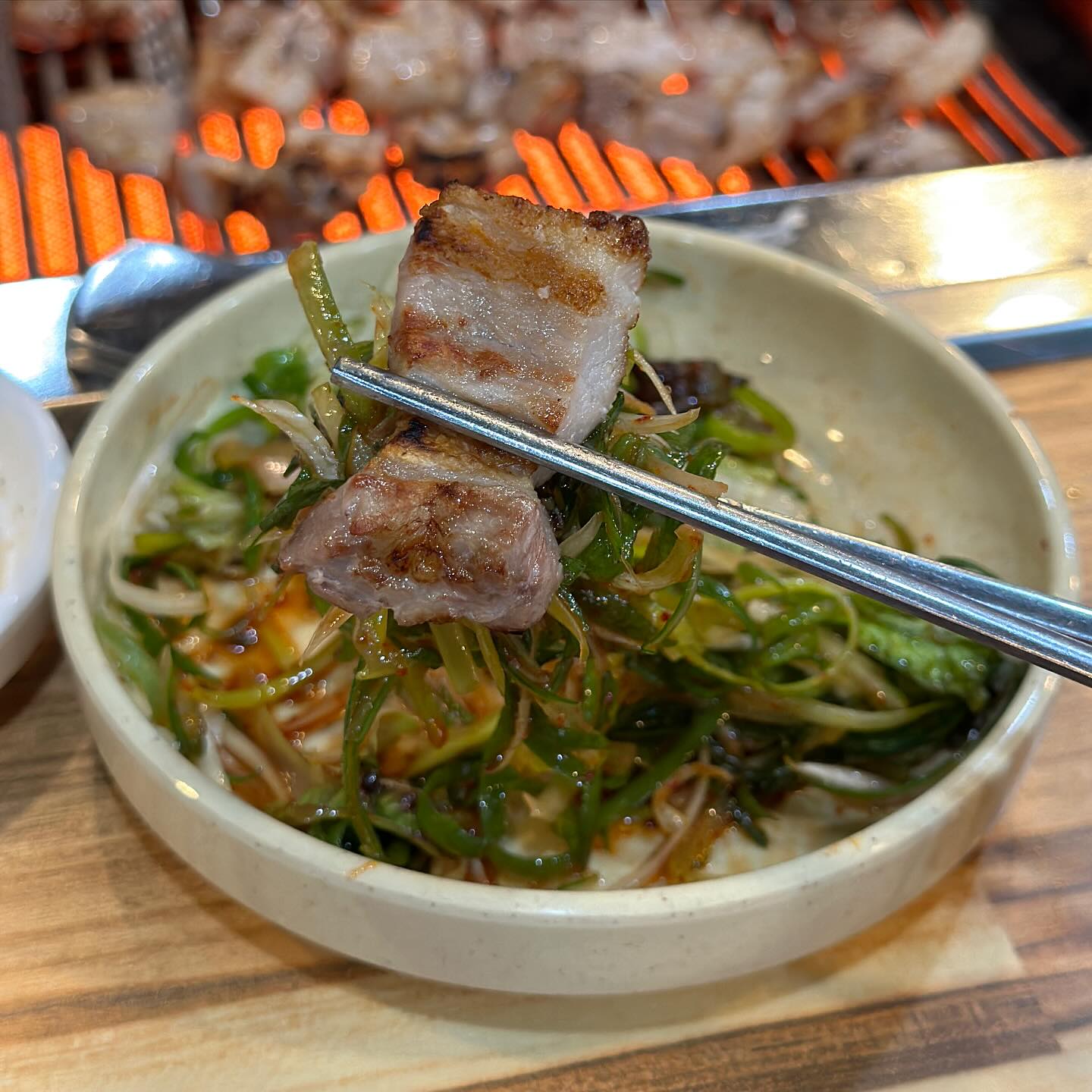 제주 한림에 위치한 #은정이네갈비 를 가보았다.
생갈비 2, 양념뼈갈비 1 개를 시켰다.

매장 안은 이미 갈비 냄새가 진동을 했고,
마치 훈련소 화생방과 같았다.

나는 침을 흘리며, 하염없이 동생이 굽는 고기를 쳐다봤다.
속으로 내가 한 살 더 많아서 안 굽는 거에 감사했다.

한 입 먹는 순간 은정이가 너무 부러웠다.
’은정이는 맨날 먹겠지?‘ 라는 생각과
갈비집 하는 여자랑 결혼하리라는 다짐을 했다.

#jeju #제주맛집 #한림맛집 #음식일기 #양념갈비 #생갈비