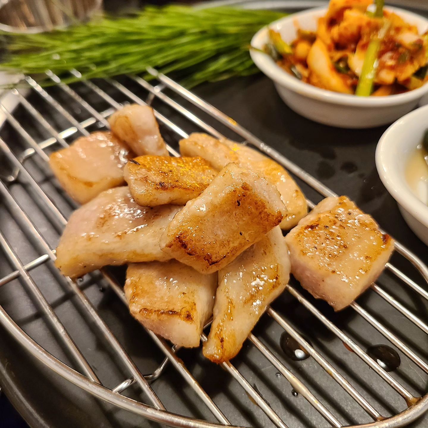 22,000원 오마카세?!

✅️구븜고기
✅️서울 송파구 백제고분로45길 4-21 1층, 102호
🌬송리단길
✔️오마카세 22,000원*2
✔️콜라 3,000원

가성비 좋은 오마카세, 전문 쉐프의 돼지고기를 코스로 맛볼수 있는 구븜고기에 다녀왔다. 2만2천원이라는 저렴한 가격이라 양이 적을줄 알았는데 샐러드, 카나페, 새우구이, 삼겹초밥, 돼지고기 4부위, 오향치킨, 고기완자와 보쌈, 된장말이밥, 후식까지! 정말 푸짐하게 먹고왔다🫡

베스트는 부위별 돼지고기와 고기완자였는데 적당히 구운 돼지고기가 부위별로 나와 다양하게 맛볼수 있어서 좋았고 짭쪼름하면서 부드러운 완자도 최고였다❤️

먹는 속도에 맞춰 차례로 나오는 음식들, 친절한 서비스, 분위기 좋은 가게, 흘러나오는 음악까지 대접받는 기분 확실하게 느끼고 왔다.

기존 오마카세보다 훨씬 저렴한 가격으로 특별한 날, 송리단길 데이트 하는 날 이색 데이트 코스로 추천 꾸욱~

#송리단길맛집 #송파오마카세 #잠실오마카세 #오마카세 #오마카세맛집 #데이트 #잠실데이트 #송파데이트 #돼지오마카세