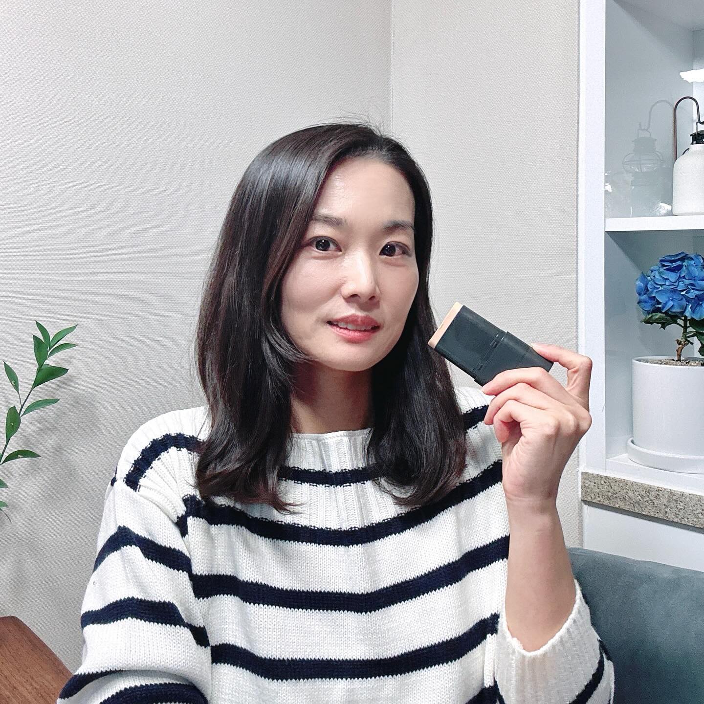 .

화장품에 욕심이 많은 나! 핫한 뷰티템은 못 참죠.
네고왕에서 보고 넘나 궁금했던 스틱 파운데이션
조성아 뷰티 메가핏 스틱 파운데이션 사용하지요.
 
핫한 인플루언서분들이 선택한 파운데이션인데요
케이스를 돌려주면 스틱 제형이 나오구요, 반대편
부분을 돌리면 아주 부드러운 브러쉬가 나오지요!
 
스틱으로 부드럽게, 넓게 발라준 뒤 브러쉬로 슥슥
펴발라주면 밀착력이 좋아서 묻어남도 적더라구요.
커버력, 지속력도 좋고, 간편하게 사용하니 좋아요.

 
🖤 메가핏 스틱 파운데이션
➰ https://chosungahbeauty.com/pages/product/view.html?productNo=116351735

 
#메가핏파운데이션 #조성아뷰티 #메가핏스틱파운데이션 #메가핏 #허니제이 #파운데이션추천 #쿠션파운데이션 #쿠션팩트 #화장품추천 #네고왕조성아뷰티
