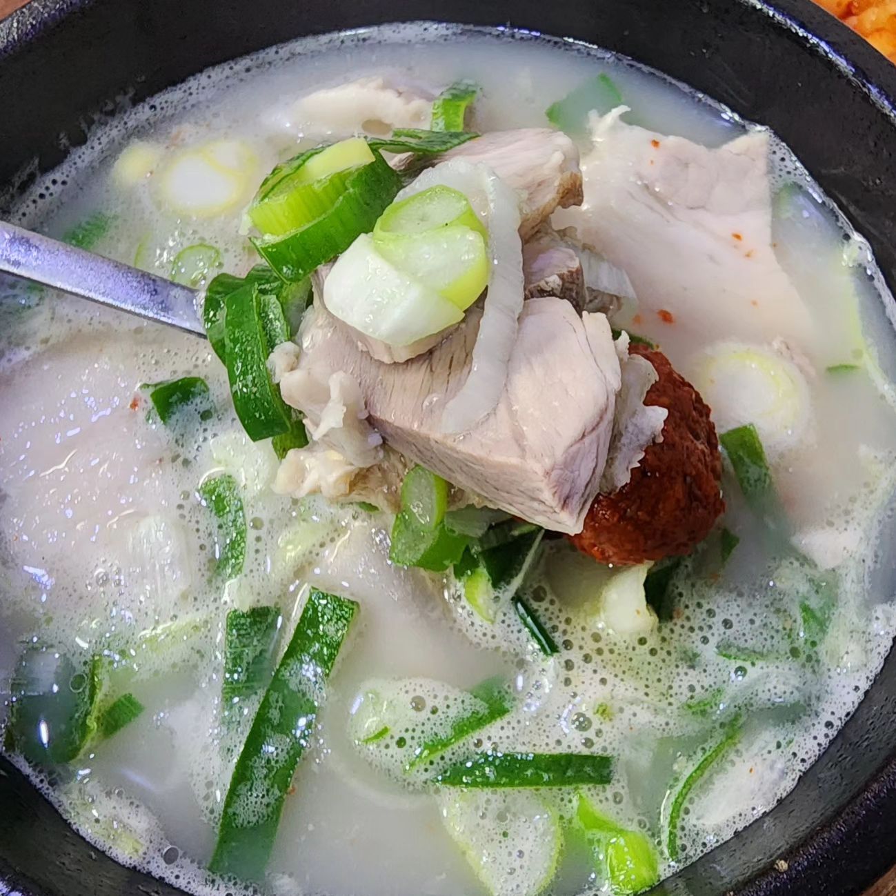 #협찬 영동밀면&돼지국밥

🍽 주문메뉴
돼지국밥 10,000원
비빔밀면(소) 7,000원

📍 주소: 부산 동구 중앙대로209번길 12
⏰️ 영업시간: 10:00 ~ 21:00
라스트오더 20:10

🗓 매주 수요일 정기휴무

부산역 맛집!!
웨이팅 맛집으로 
부산에서 유명한 국밥과 밀면을 함께 먹을 수 있어요
여행오신 분들이 부산의 맛을 느끼기 너무 좋은곳
완전 인스타 갬성 인테리어!!
깔끔하고 편하게 테이블에서 태블릿으로 주문과 결제를 동시에!!
국밥도 고기 듬뿍에 국물이 너무 맛있어요
겨울에 먹어도 넘넘 맛있는 밀면
소스가 너무 맛있어서 계속 손이가네요
밑반찬도 다양하게 나와서 좋네요
부산에 여행오시면 꼭 들려보세요
부산역 맞은편이라 찾아가기 너무 편해요

#__영동밀면돼지국밥
#영동밀면&돼지국밥 #부산맛집 #부산밀면맛집 #부산돼지국밥맛집 #부산밀면 #부산역맛집
#부산돼지국밥 #부산역역맛집 #먹방 #먹스타그램 #맛집탐방 #맛있다 #추천메뉴
#오늘메뉴 #오늘뭐먹지 #음식 #푸드스타그램 #선팔 #맞팔 #맞팔해요 #소통