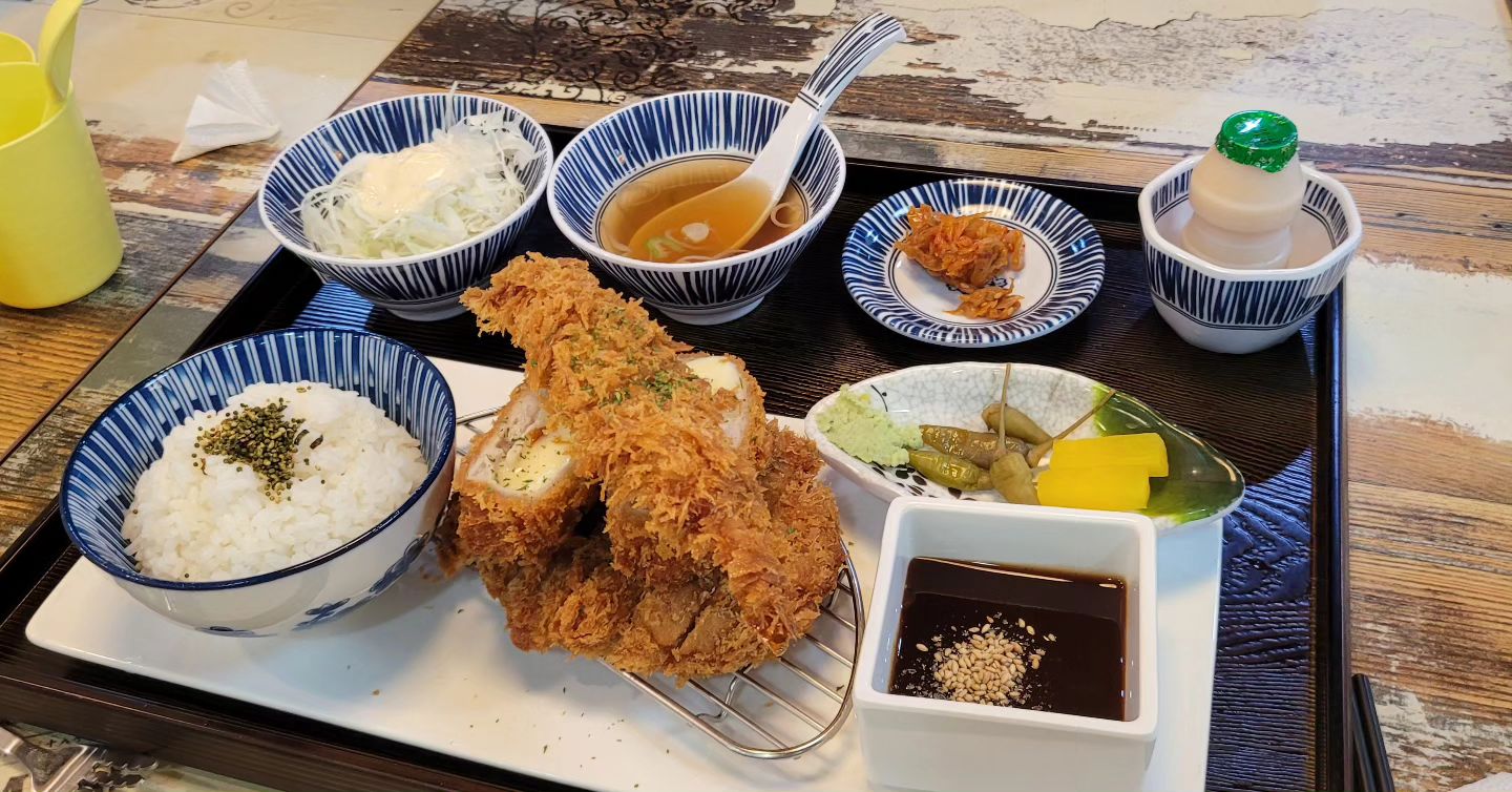 달동 부엌우동집
아기들이 가장 좋아하는 메뉴를
다 모아둔곳

화 ~ 일 11:00 ~ 20:30
월요일휴무

부엌카츠와
우동
돈카츠 
메뉴 3개시켰다가
굴러나올뻔

볶음김치와 디저트로 야쿠르트가 나오는게 뽀잉뜨!

#울산돈가스 #삼산동돈가스 #달동돈가스